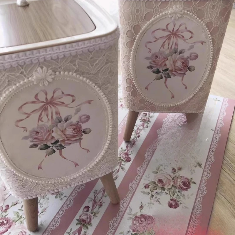 Household trash can, living room, kitchen, dining room, large-capacity European press with lid, high-foot lace heavy industry 
Household trash can, living room, kitchen, dining room, large-capacity European press with lid, high-foot lace heavy industry