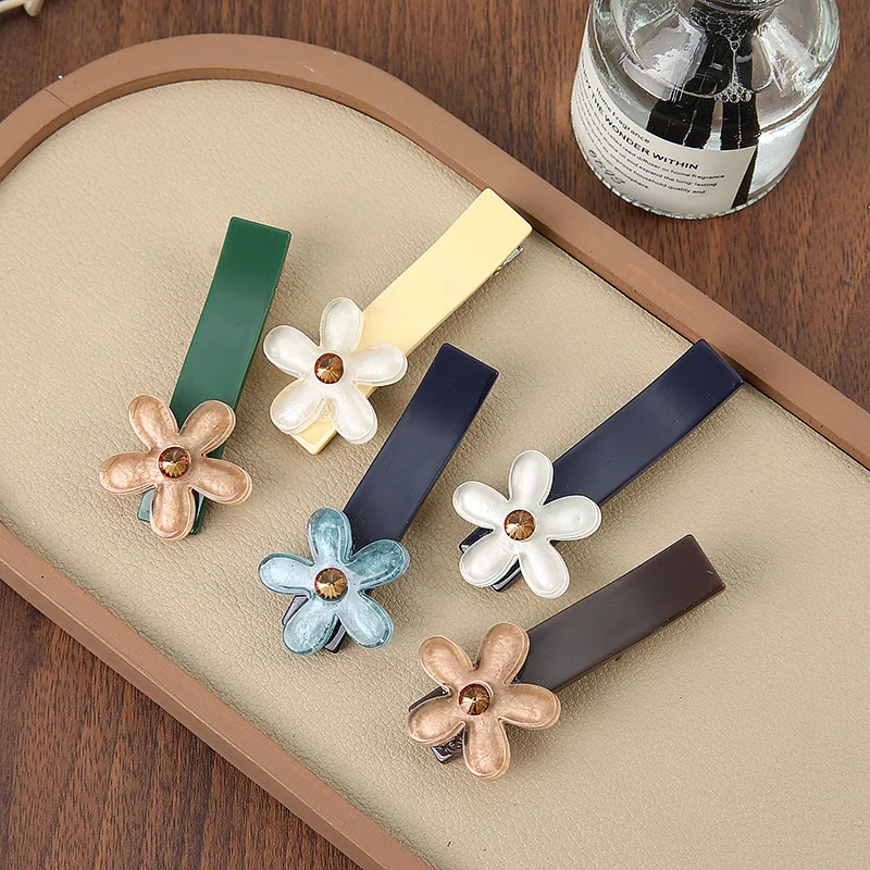Retro-Chic Floral Duckbill Clip Trendy Hair Accessories for Girls Sweet and Feminine Hairpins for Bangs
Retro-Chic Floral Duckbill Clip Trendy Hair Accessories for Girls Sweet and Feminine Hairpins for Bangs