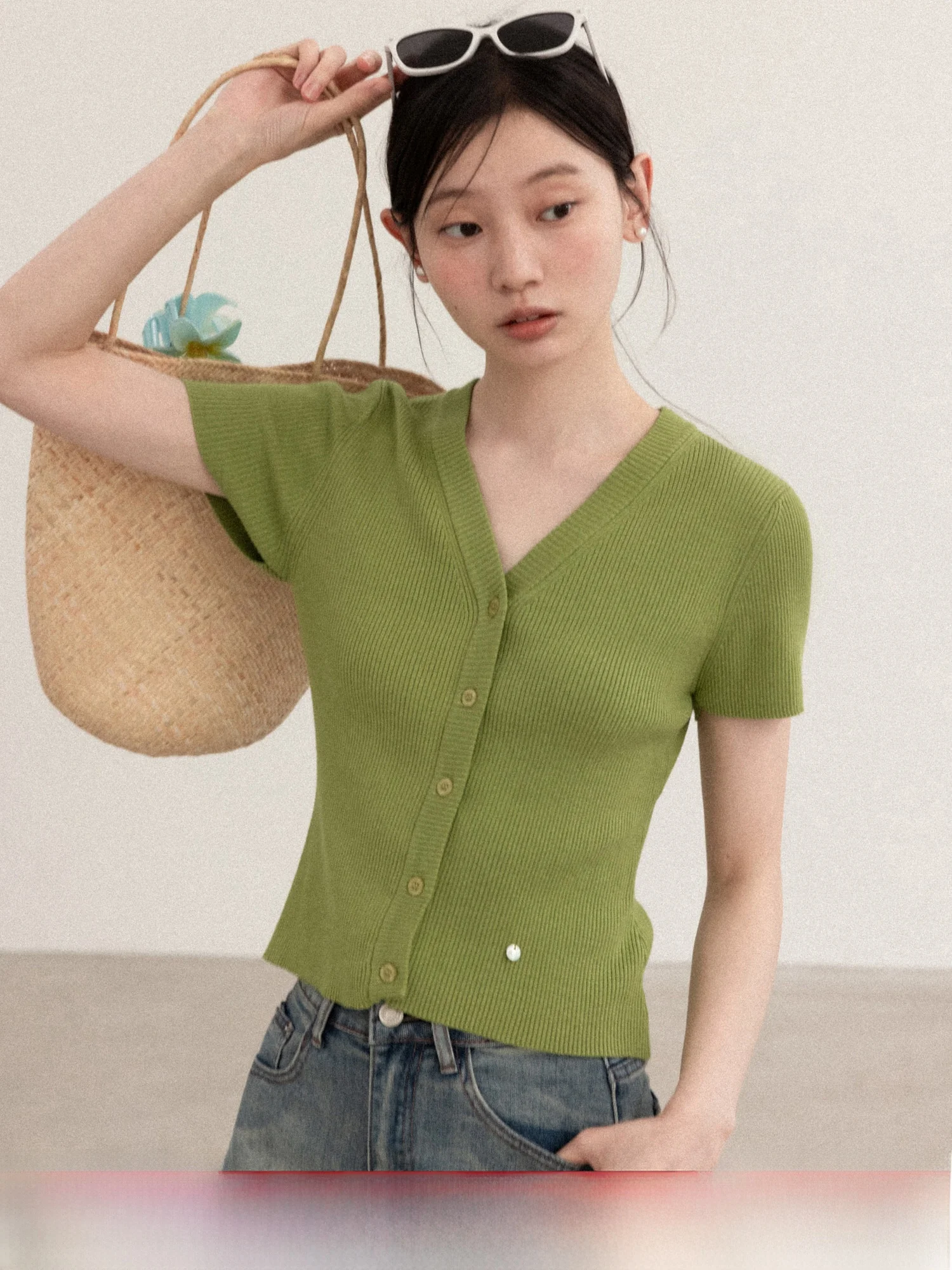 Spring Green V-Neck Short Sleeve Knitted Sweater Women's Slim Fit Casual Style Soft Fabric Comfortable Breathable Top
Spring Green V-Neck Short Sleeve Knitted Sweater Women's Slim Fit Casual Style Soft Fabric Comfortable Breathable Top
