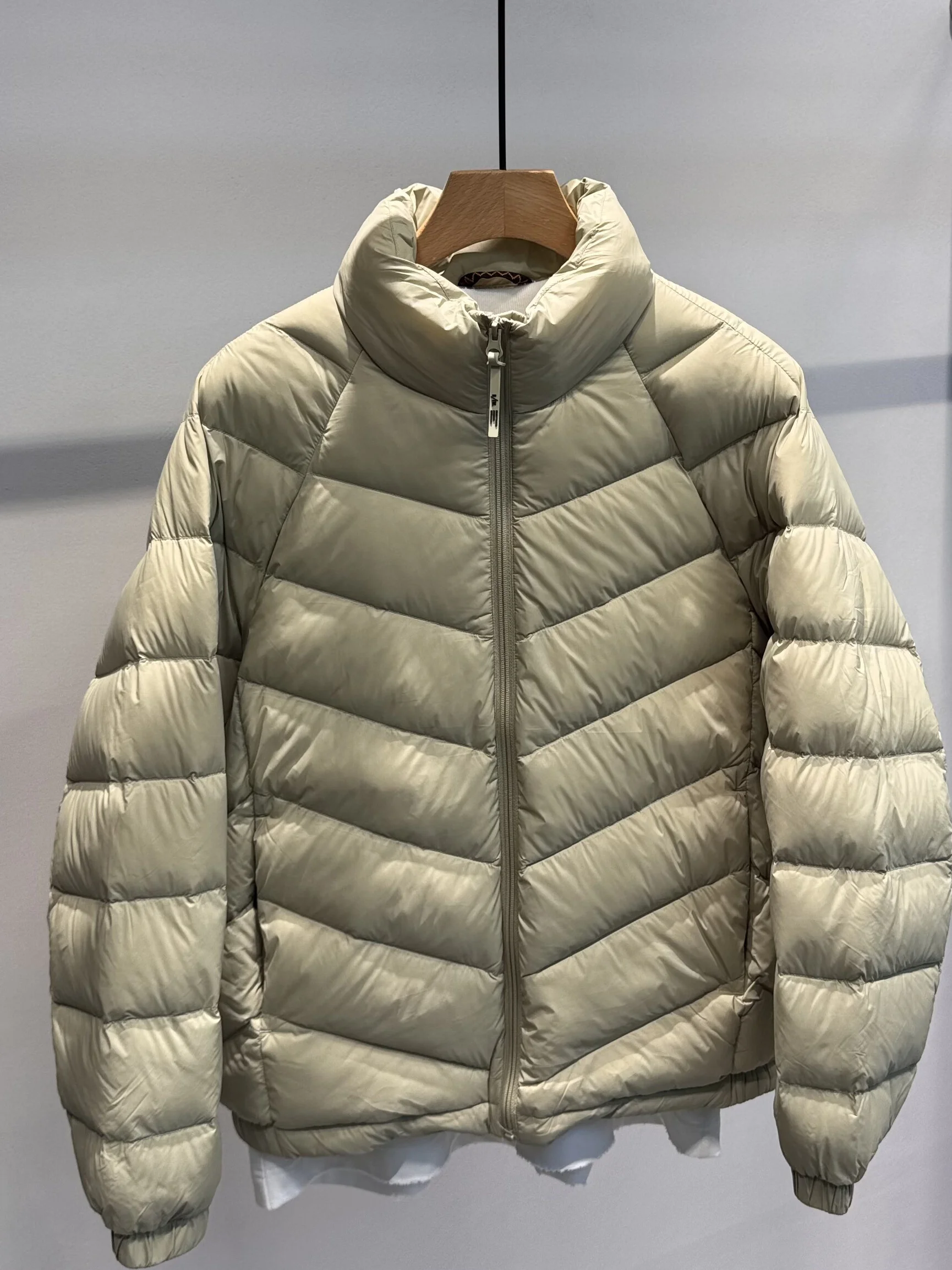 Мужская осенне-зимняя утепленная повседневная свободная куртка-пуховик с воротником-стойкой, в американском стиле, легкая, на молнии, для отдыха
Мужская осенне-зимняя утепленная повседневная свободная куртка-пуховик с воротником-стойкой, в американском стиле, легкая, на молнии, для отдыха