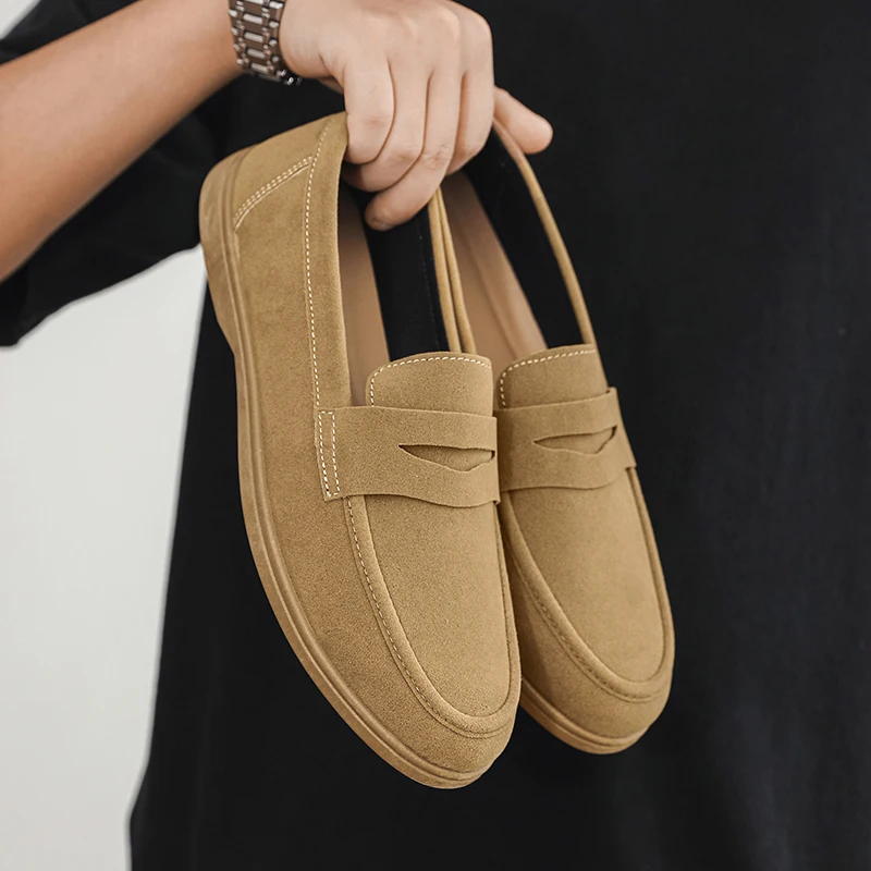 Замшевые мужские лоферы, легкая мужская повседневная обувь, мокасины итальянского бренда, удобные черные прогулочные туфли без шнуровки для вождения
Замшевые мужские лоферы, легкая мужская повседневная обувь, мокасины итальянского бренда, удобные черные прогулочные туфли без шнуровки для вождения