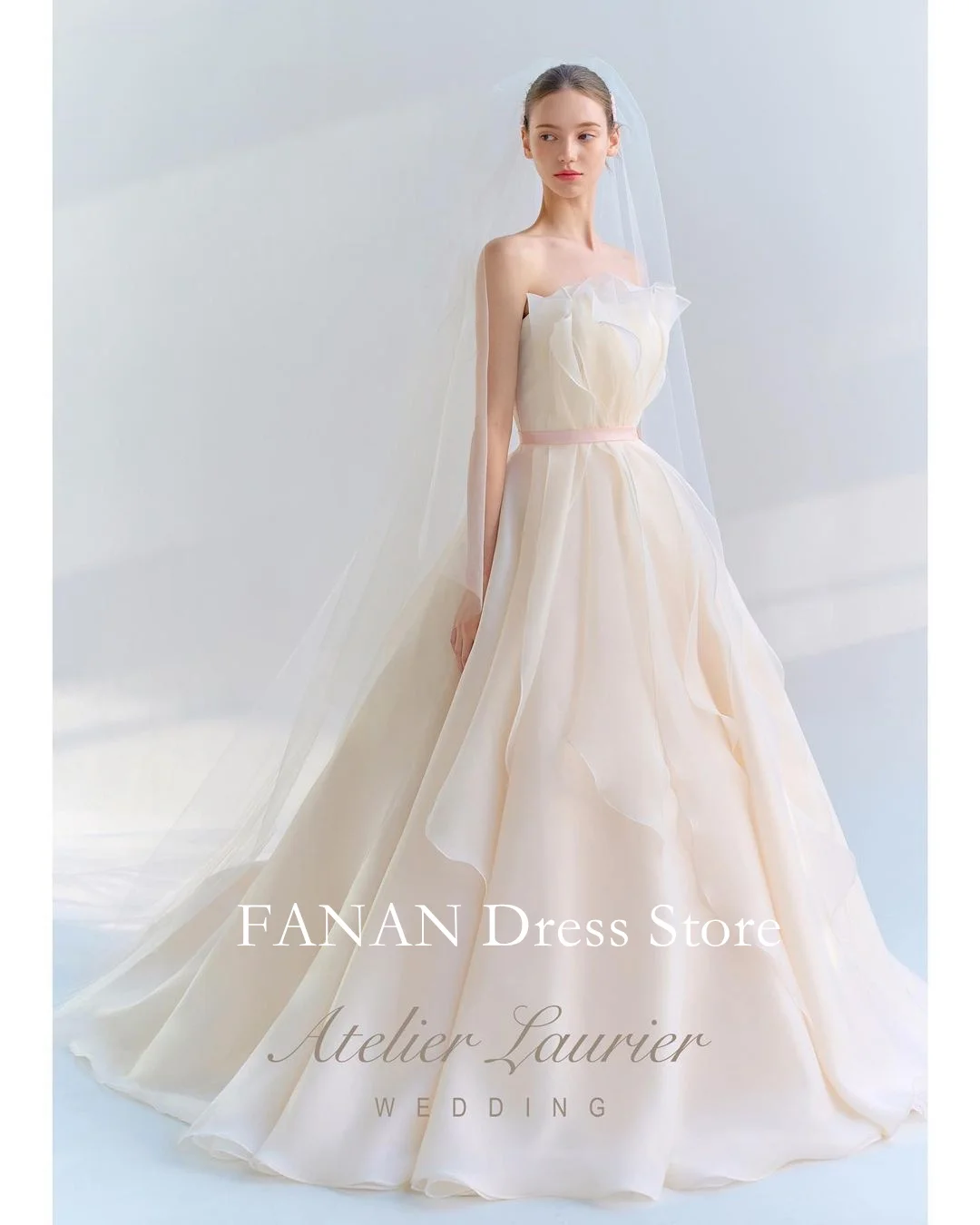 Colavis Asta Photoshoot Korean Strapless Wedding Dress Organza Sleeveless Customized Tiered Classic Bride Dresses Bridal Gowns
Colavis Asta Photoshoot Korean Strapless Wedding Dress Organza Sleeveless Customized Tiered Classic Bride Dresses Bridal Gowns