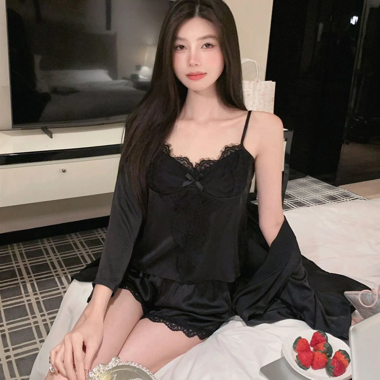 Комплект для сна из трех предметов: кимоно-халат с кружевной отделкой, топ на бретельках и шорты. Женская атласная пижама для лета, домашняя одежда.
Комплект для сна из трех предметов: кимоно-халат с кружевной отделкой, топ на бретельках и шорты. Женская атласная пижама для лета, домашняя одежда.