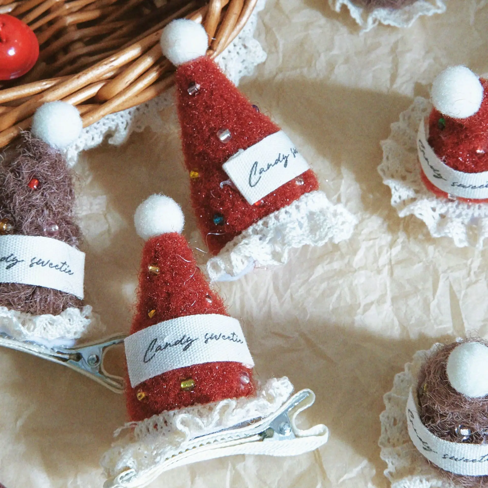1PCS New Christmas Felt Colorful Bead Santa Hat 3D Brooch Set for Women Cartoon Hair Clip DIY Embellishment Premium Portable
1PCS New Christmas Felt Colorful Bead Santa Hat 3D Brooch Set for Women Cartoon Hair Clip DIY Embellishment Premium Portable