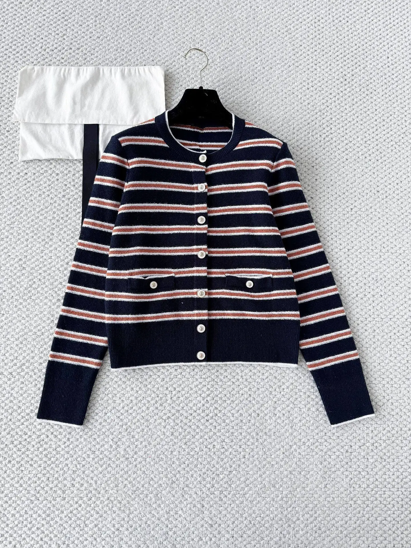 Весенняя повседневная женская футболка с длинным рукавом, дышащая, в полоску, с цветовыми блоками, новинка ранней весны, удобная, свободного кроя
Весенняя повседневная женская футболка с длинным рукавом, дышащая, в полоску, с цветовыми блоками, новинка ранней весны, удобная, свободного кроя