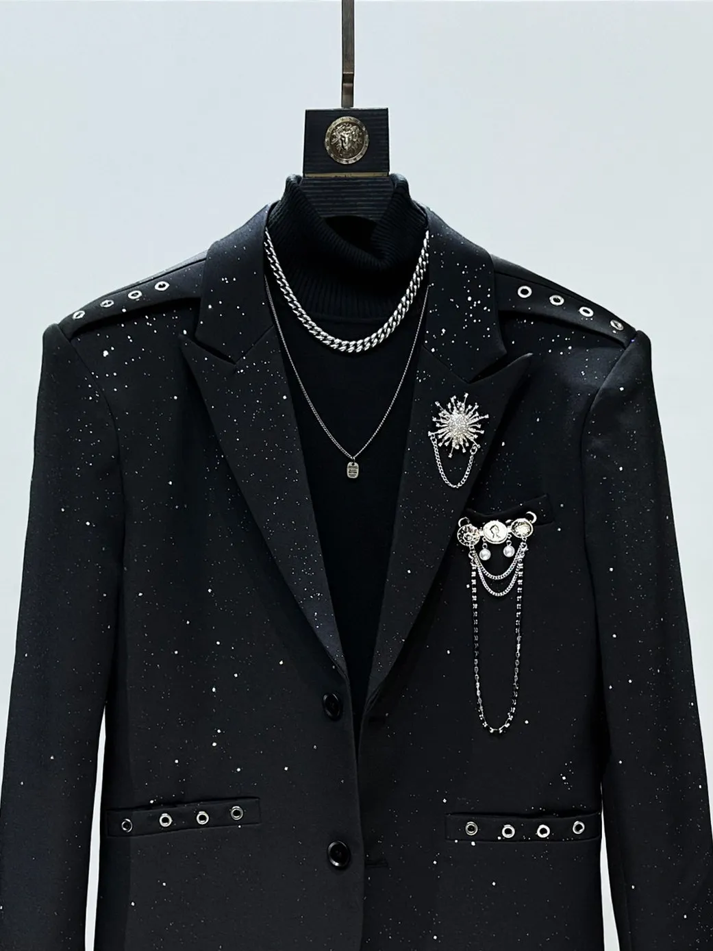 Повседневный мужской пиджак с блестящими звездами, свободный крой, корейский стиль, с нагрудной брошью и цепочкой, оригинальный дизайн, полиэстер
Повседневный мужской пиджак с блестящими звездами, свободный крой, корейский стиль, с нагрудной брошью и цепочкой, оригинальный дизайн, полиэстер