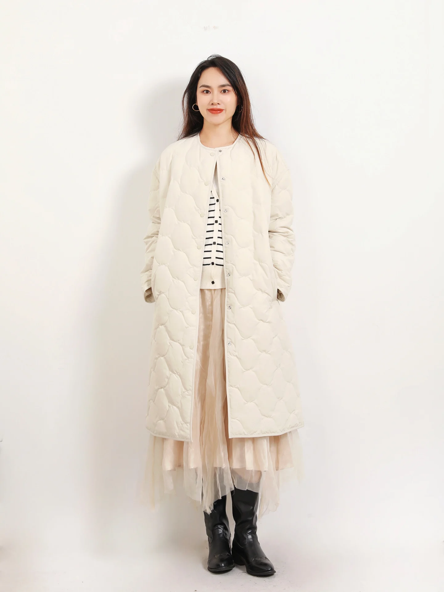 Женское пуховое пальто Ele mat из гусиного пуха, до колен, теплое, прямого кроя, с длинными рукавами, круглым вырезом, для повседневной носки
Женское пуховое пальто Ele mat из гусиного пуха, до колен, теплое, прямого кроя, с длинными рукавами, круглым вырезом, для повседневной носки