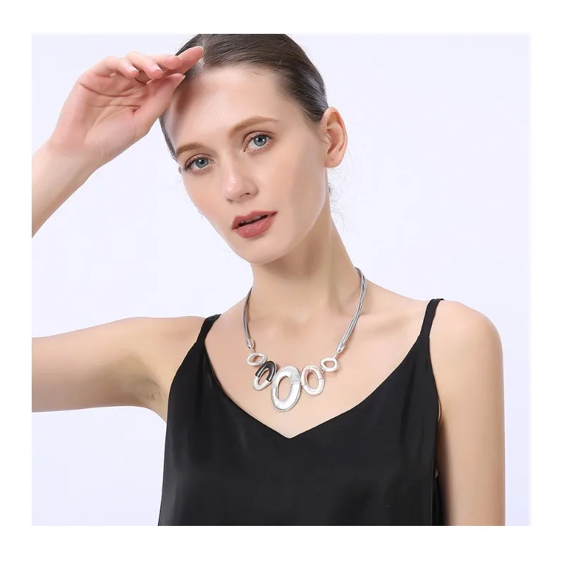Jewelry Foreign Trade Explosion High-end Clavicle Chain Women's Alloy Retro Simple Short Necklace
Jewelry Foreign Trade Explosion High-end Clavicle Chain Women's Alloy Retro Simple Short Necklace