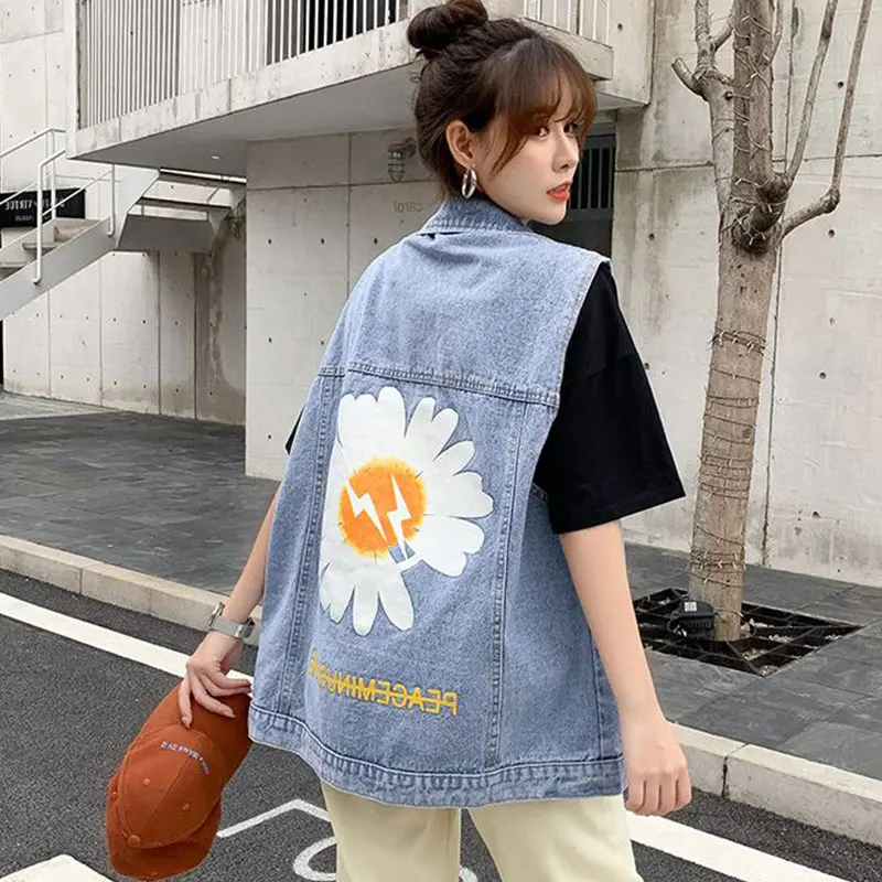 Loose Women's Denim Vest Mid-Length Sleeveless Jacket Daisy Pattern Spring Summer New Style Outerwear Collar Single Button
Loose Women's Denim Vest Mid-Length Sleeveless Jacket Daisy Pattern Spring Summer New Style Outerwear Collar Single Button