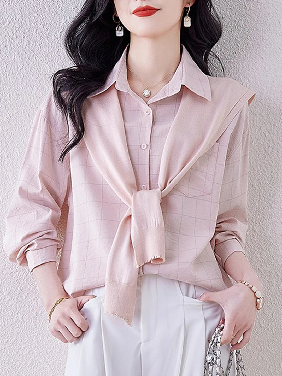Раннеосенний женский комплект из двух предметов: свободная хлопковая рубашка в клетку с одной пуговицей и топ с длинными рукавами в корейском стиле для повседневной носки
Раннеосенний женский комплект из двух предметов: свободная хлопковая рубашка в клетку с одной пуговицей и топ с длинными рукавами в корейском стиле для повседневной носки
