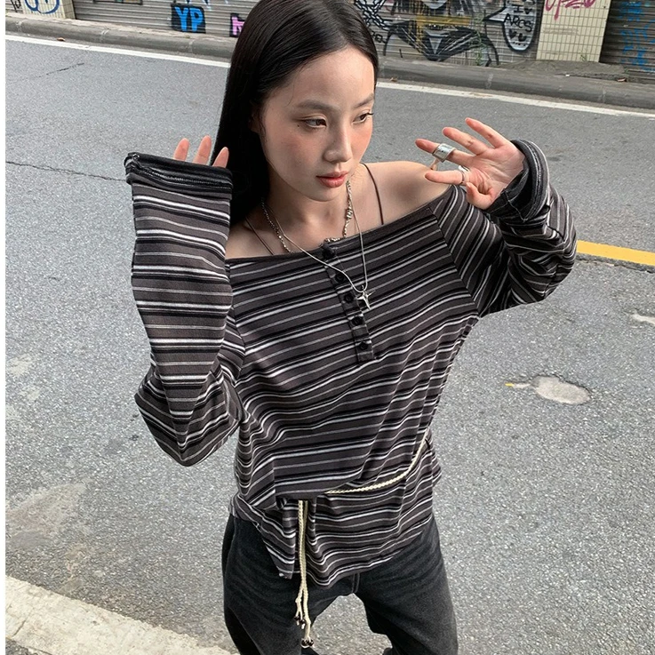 Топ женский в полоску с принтом, сексуальная футболка с разрезом на шее, с открытыми плечами, с длинными рукавами, топы на пуговицах, женские футболки, уличная одежда, повседневная осень 2025
Топ женский в полоску с принтом, сексуальная футболка с разрезом на шее, с открытыми плечами, с длинными рукавами, топы на пуговицах, женские футболки, уличная одежда, повседневная осень 2025