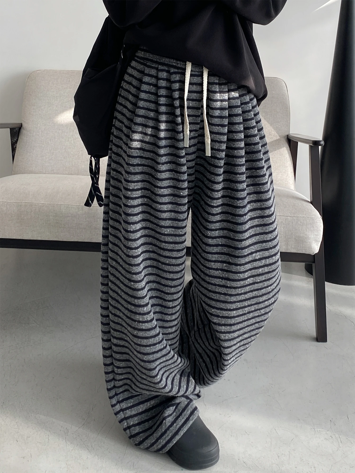 Autumn Winter Thickened Fleece Wide Leg Pants Striped Casual Trousers Korean Style High Waist Long Pants Comfortable Loose Fit
Autumn Winter Thickened Fleece Wide Leg Pants Striped Casual Trousers Korean Style High Waist Long Pants Comfortable Loose Fit