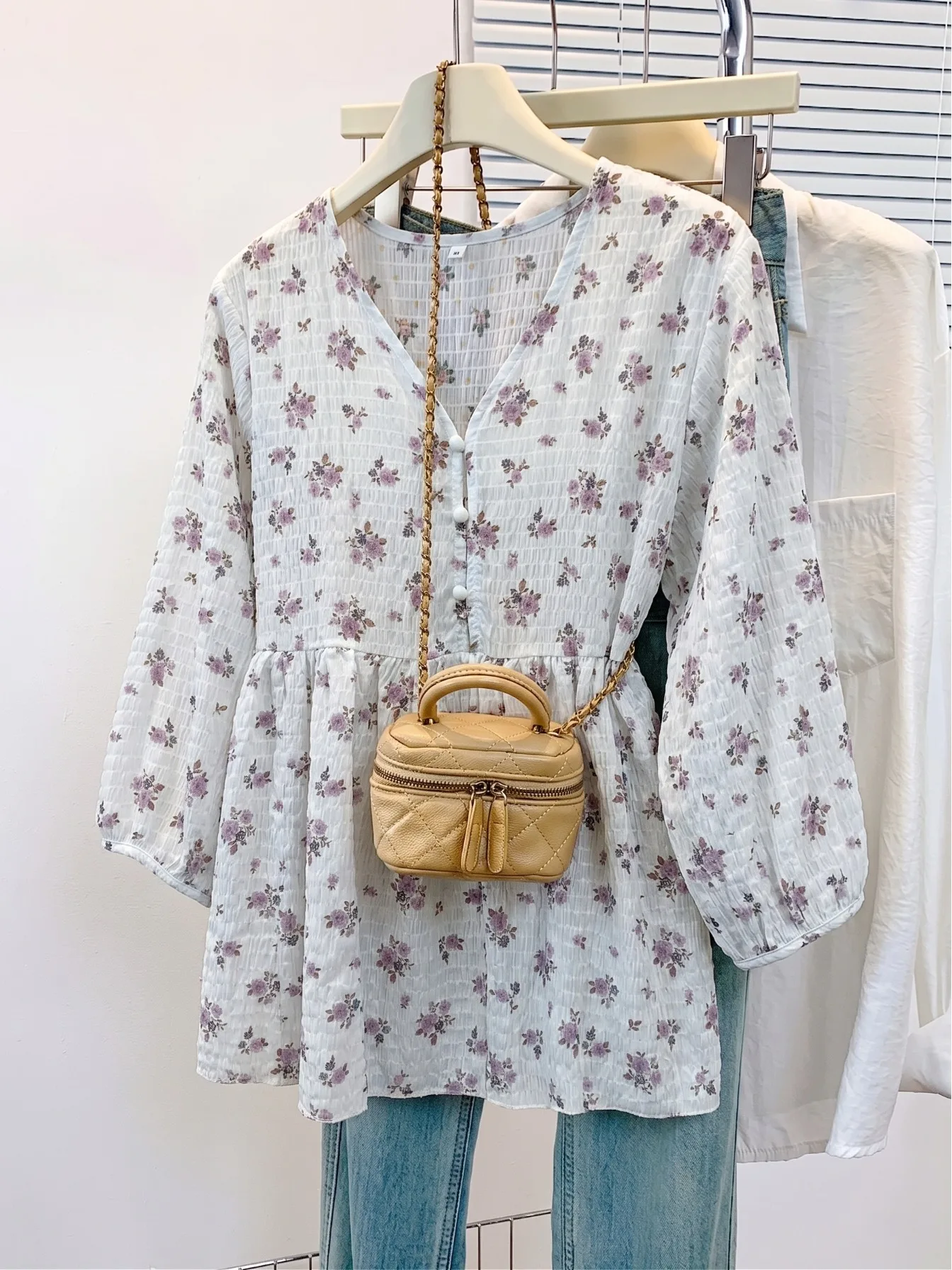 Floral Print V-Neck Casual Shirt Women's plus Size Loose Top Summer New Style Comfortable Loose Small Shirt Female Upperwear
Floral Print V-Neck Casual Shirt Women's plus Size Loose Top Summer New Style Comfortable Loose Small Shirt Female Upperwear