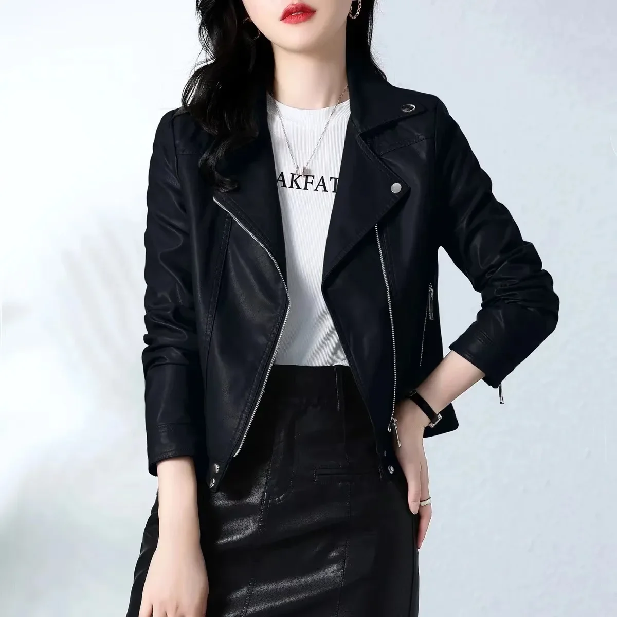 НОВАЯ модная короткая женская кожаная куртка на осень-зиму и весну, горячая распродажа сезона, модная верхняя одежда на молнии с длинным рукавом
НОВАЯ модная короткая женская кожаная куртка на осень-зиму и весну, горячая распродажа сезона, модная верхняя одежда на молнии с длинным рукавом
