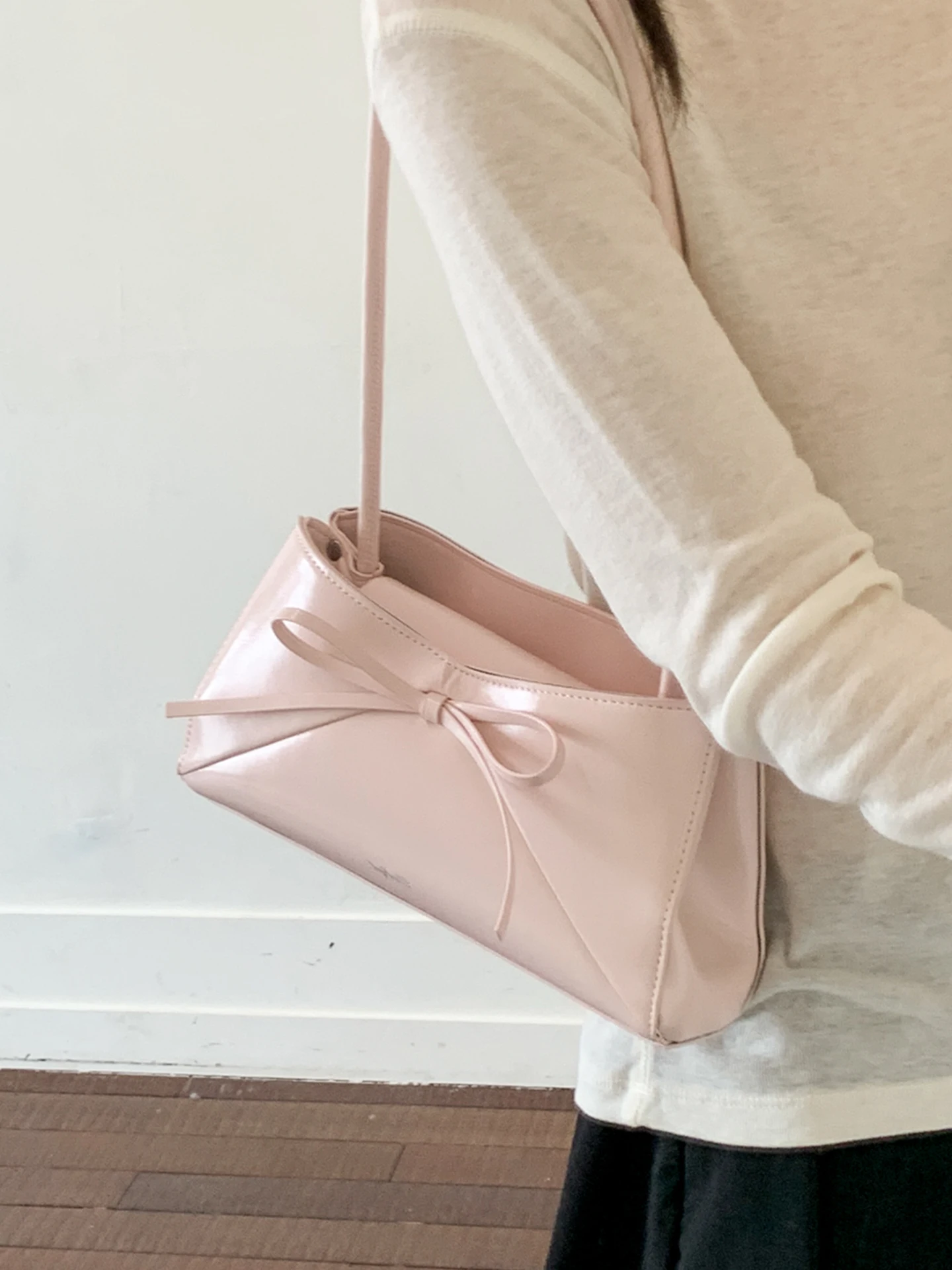 Elegant Underarm Women's Bag 2026 New Summer Knot Single Shoulder Commuter Bag Versatile Fashionable Casual Style
Elegant Underarm Women's Bag 2026 New Summer Knot Single Shoulder Commuter Bag Versatile Fashionable Casual Style