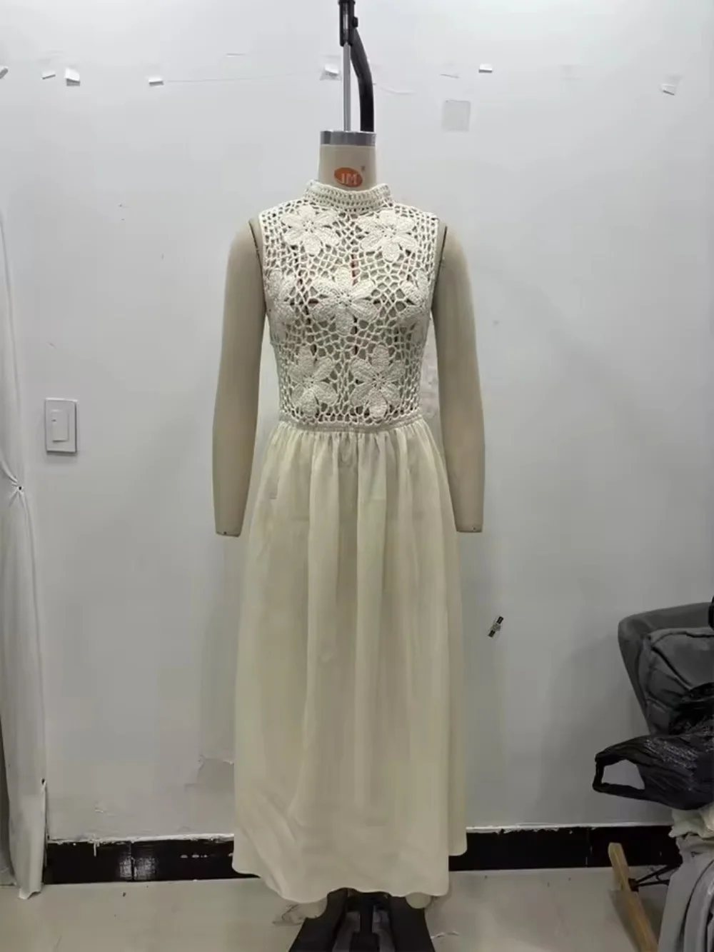 Elegant Sleeveless Summer Dress for Women 2025 Solid Color Floral Embroidery Hollow out Fashion Street Party Clothing
Elegant Sleeveless Summer Dress for Women 2025 Solid Color Floral Embroidery Hollow out Fashion Street Party Clothing