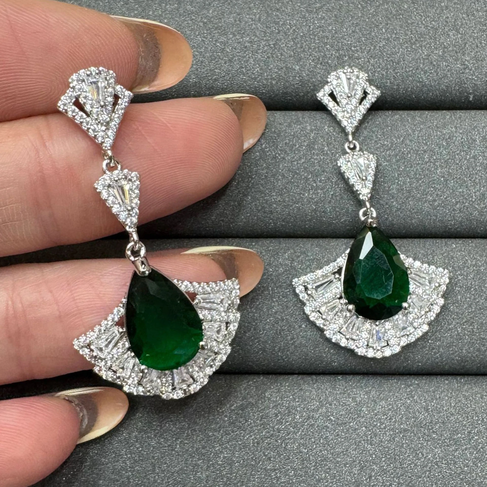 zirconia earrings fan shaped pendant green pink yellow white dangling earrings women party jewelry
zirconia earrings fan shaped pendant green pink yellow white dangling earrings women party jewelry