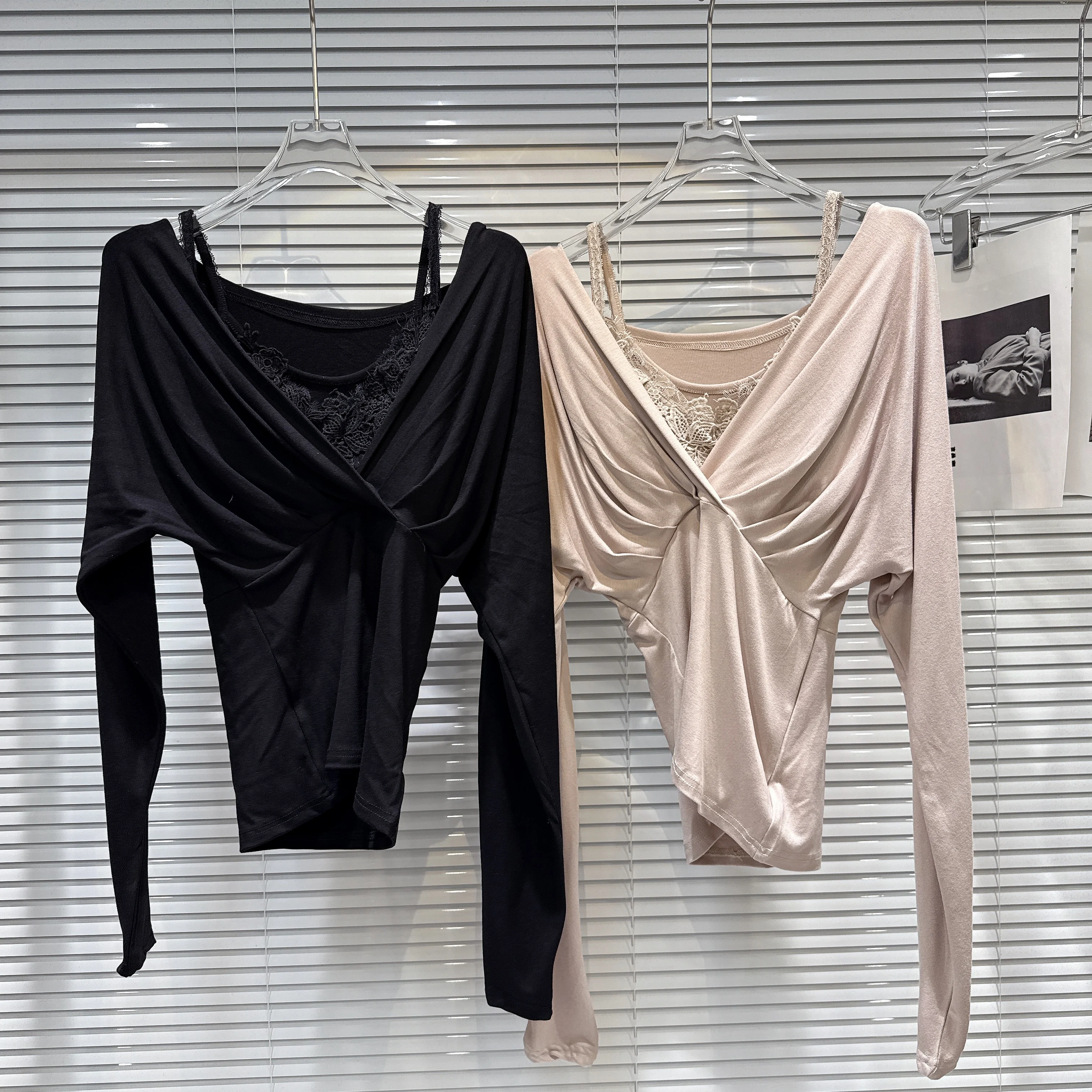 2025 Autumn New Arrival Women's Elegant Noble Two-Piece Set: Lace-Trimmed Camisole + V-Neck Long-Sleeve T-Shirt
2025 Autumn New Arrival Women's Elegant Noble Two-Piece Set: Lace-Trimmed Camisole + V-Neck Long-Sleeve T-Shirt