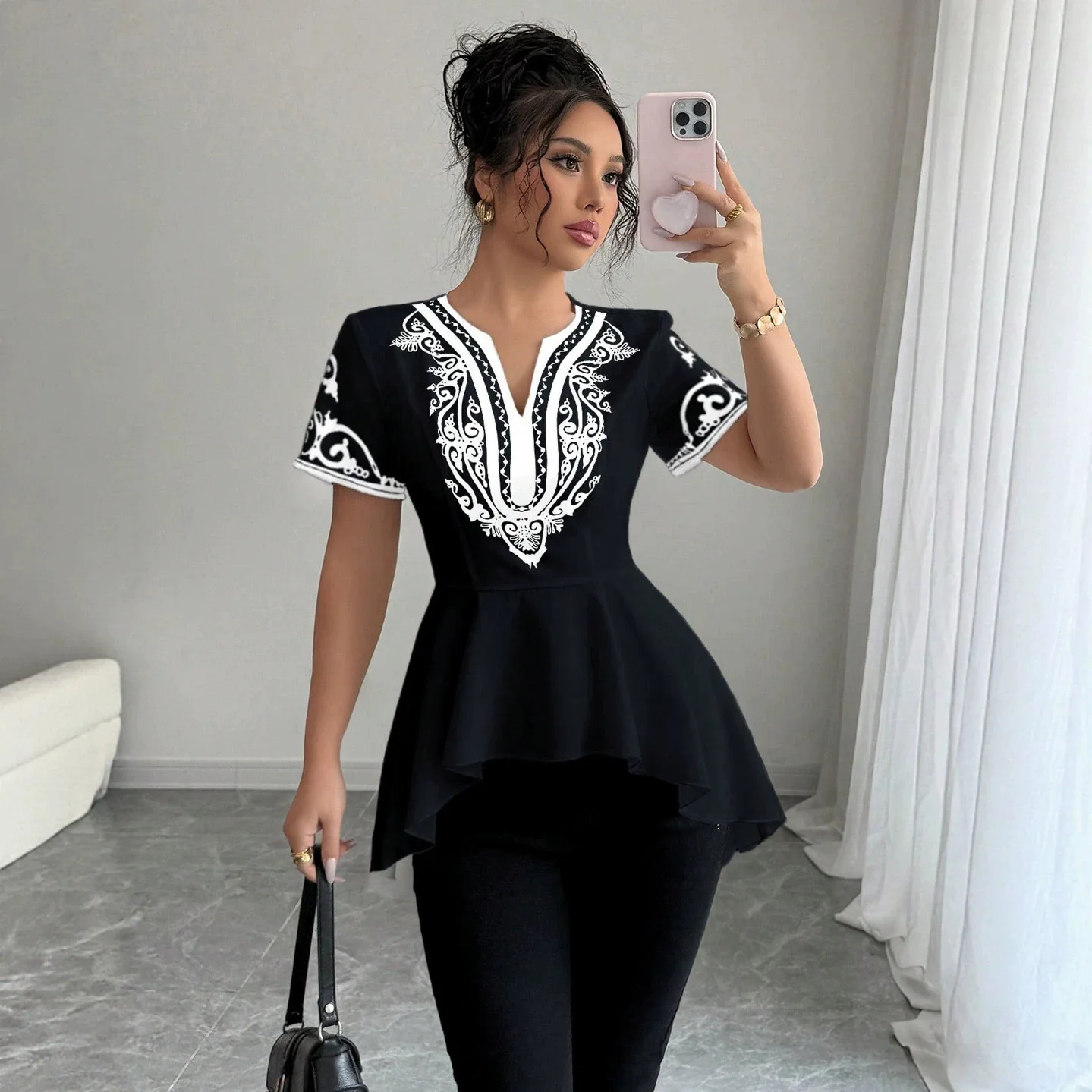 2026 Summer New Black And White Embroidered V-neck Waist-cinching Short-sleeve Ruffle Trim Elegant Blouse Sexy Outfits Party
2026 Summer New Black And White Embroidered V-neck Waist-cinching Short-sleeve Ruffle Trim Elegant Blouse Sexy Outfits Party
