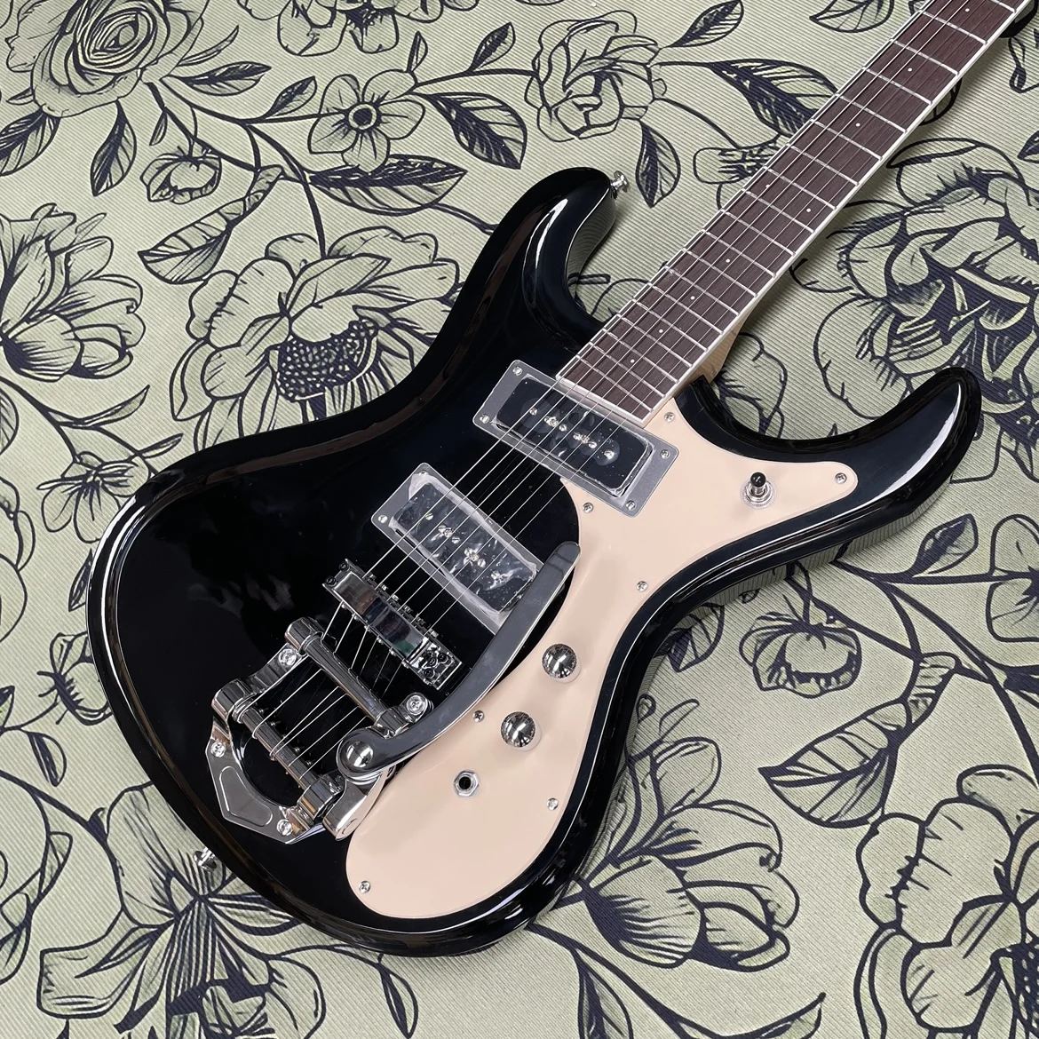 Black electric guitar, vintage big tremolo stable performance guitars, beginner to advanced fast playing electric guitarra
Black electric guitar, vintage big tremolo stable performance guitars, beginner to advanced fast playing electric guitarra