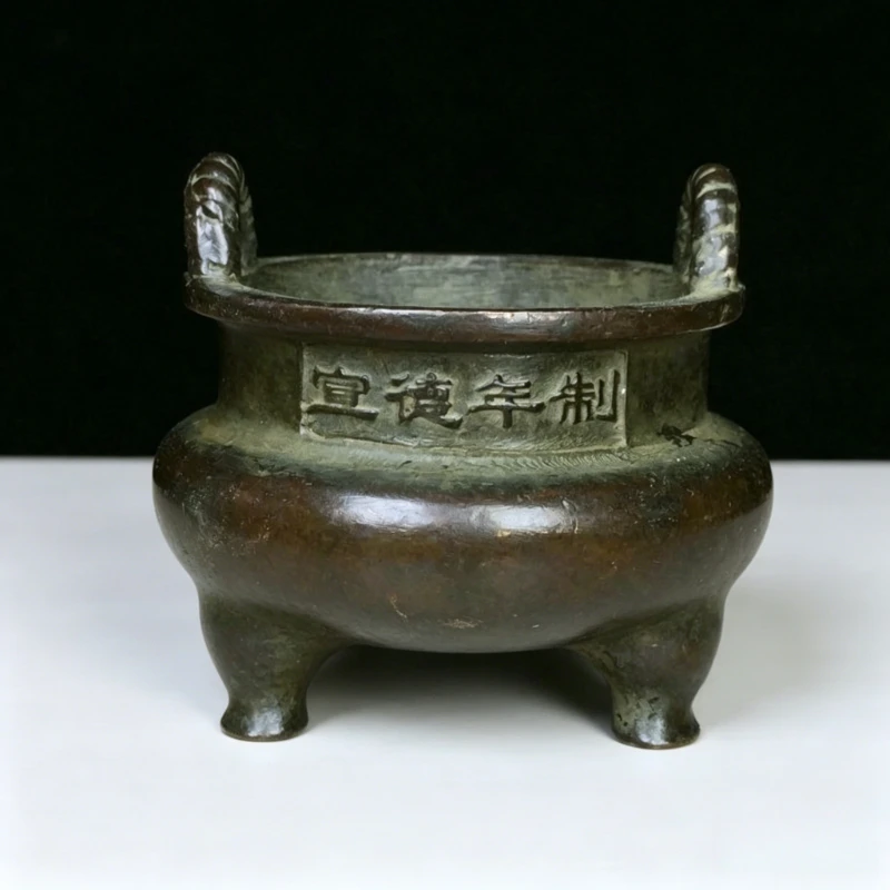 Traditional Chinese Copper Alloy Incense Burner Xuande Nian Zhi Mark Three-Legged Tripod Censer for Meditation Altar
Traditional Chinese Copper Alloy Incense Burner Xuande Nian Zhi Mark Three-Legged Tripod Censer for Meditation Altar