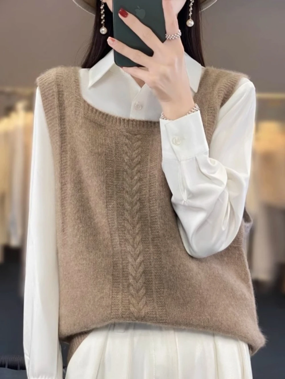 Женский вязаный жилет с квадратным вырезом в стиле ретро, новинка весна-осень, для создания многослойных образов, с открытыми плечами, омолаживающий эффект
Женский вязаный жилет с квадратным вырезом в стиле ретро, новинка весна-осень, для создания многослойных образов, с открытыми плечами, омолаживающий эффект