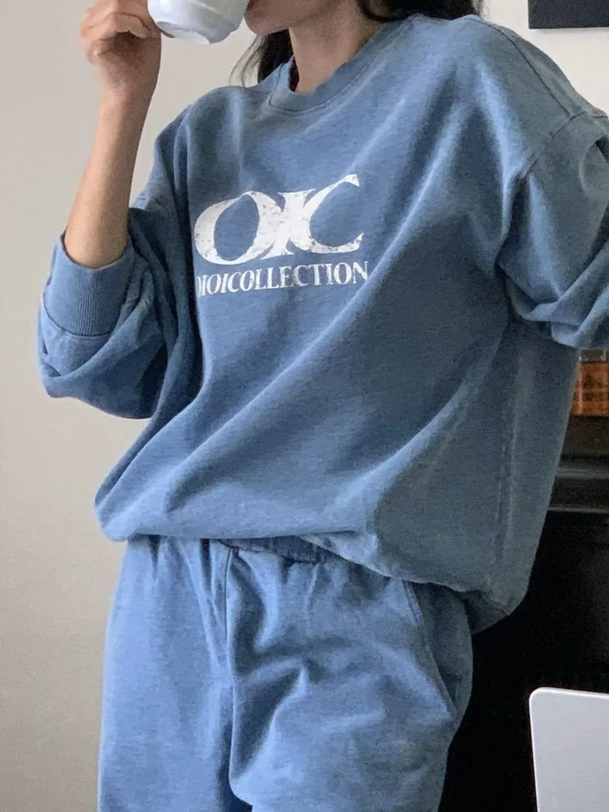 Корейский комплект OIOI в стиле ретро: толстовка с простым принтом и длинными рукавами, круглым вырезом и капюшоном, а также спортивные брюки. Повседневная спортивная одежда для молодых женщин.
Корейский комплект OIOI в стиле ретро: толстовка с простым принтом и длинными рукавами, круглым вырезом и капюшоном, а также спортивные брюки. Повседневная спортивная одежда для молодых женщин.