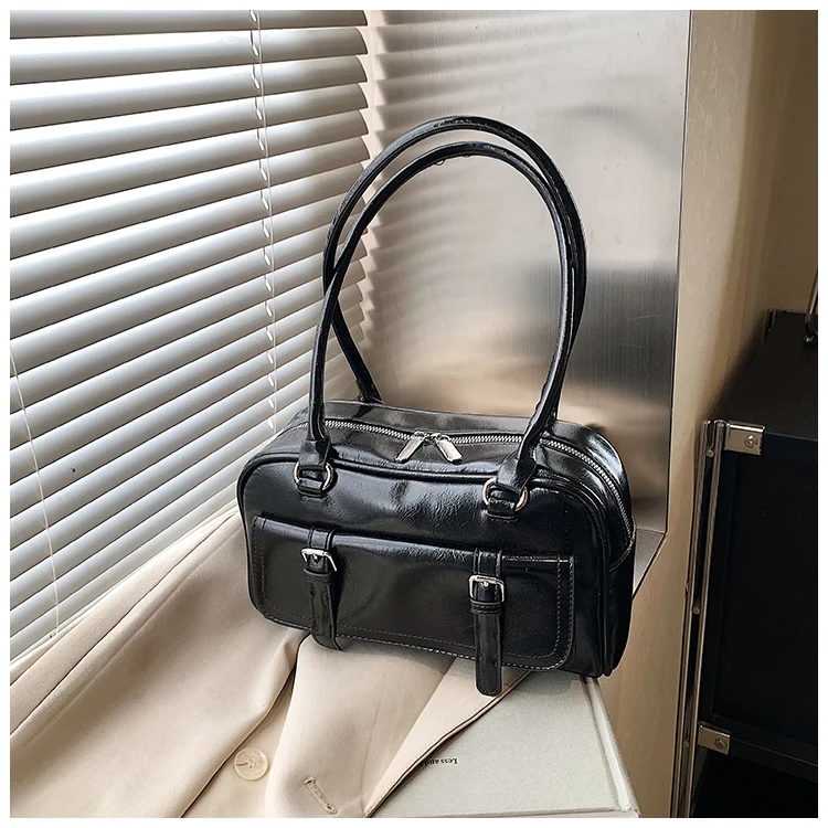 Chic Solid Color Leather Clutch Bag - Vintage Crossbody Strap Design, Minimalist Parisian Style Luxury Women's Tote Purse
Chic Solid Color Leather Clutch Bag - Vintage Crossbody Strap Design, Minimalist Parisian Style Luxury Women's Tote Purse