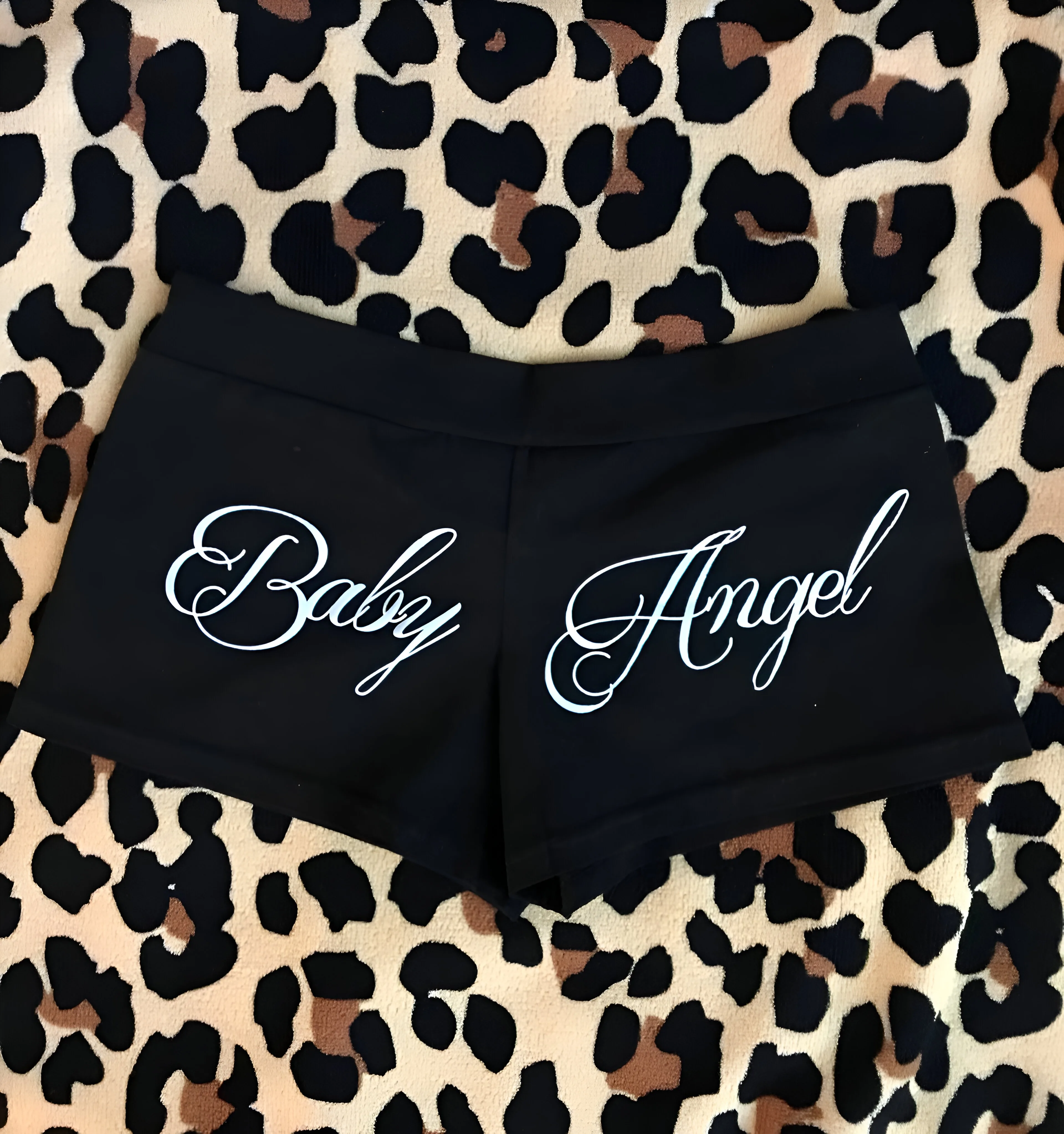 Весенне-летние новые женские шорты приталенного кроя, сексуальные, эластичные шорты с высокой талией, универсальные и стильные для повседневного использования.
Весенне-летние новые женские шорты приталенного кроя, сексуальные, эластичные шорты с высокой талией, универсальные и стильные для повседневного использования.