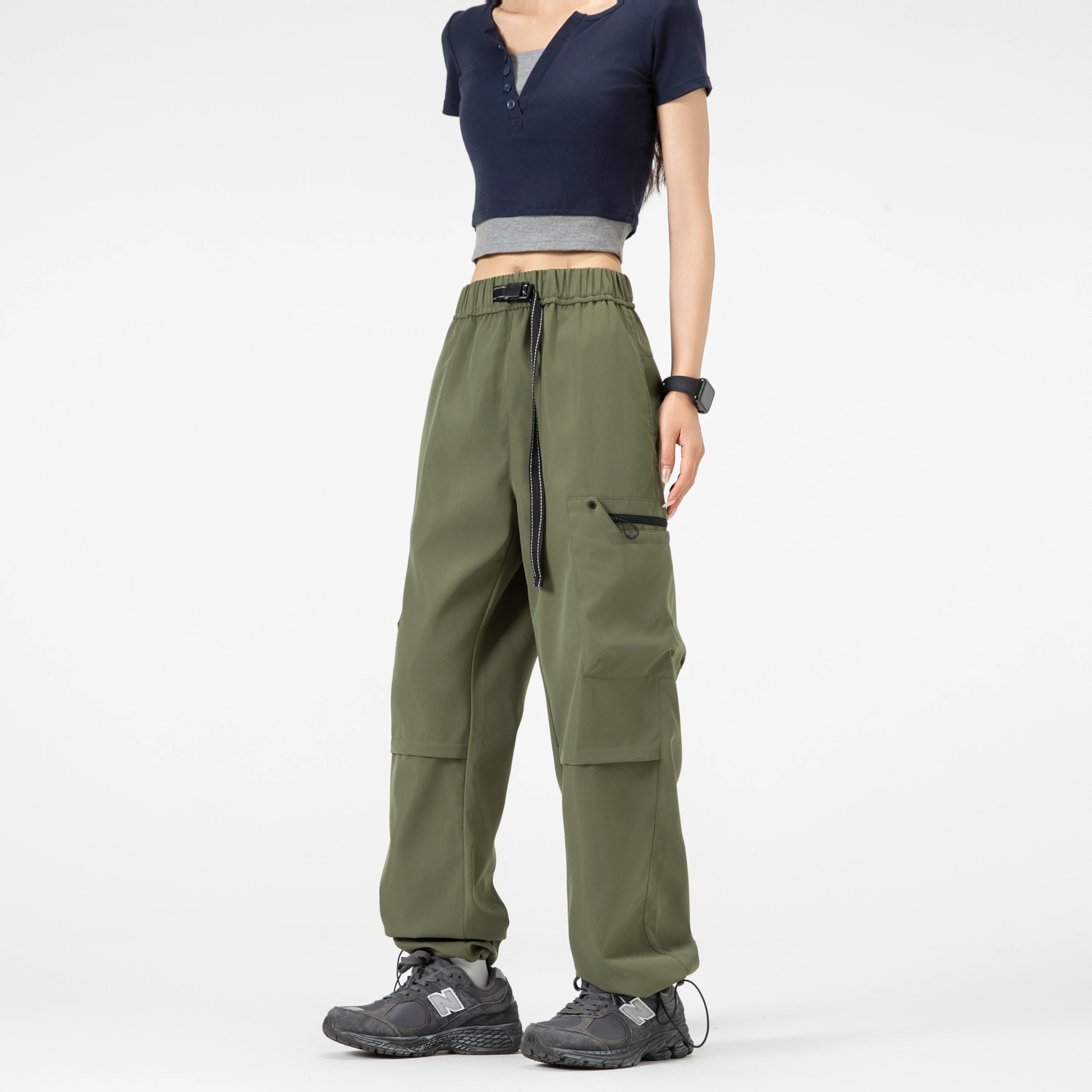 The new style of American cargo pants is a versatile high street loose straight-leg wide-leg pant for both men and women
The new style of American cargo pants is a versatile high street loose straight-leg wide-leg pant for both men and women