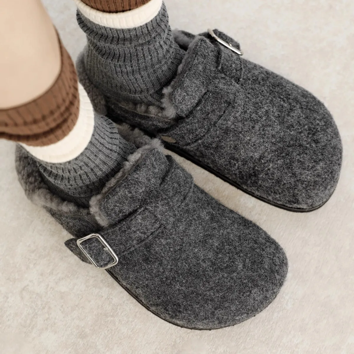 Осенне-зимняя новая повседневная теплая модная полупакет шерстяной обуви в стиле ретро из овчины с мехом
Осенне-зимняя новая повседневная теплая модная полупакет шерстяной обуви в стиле ретро из овчины с мехом