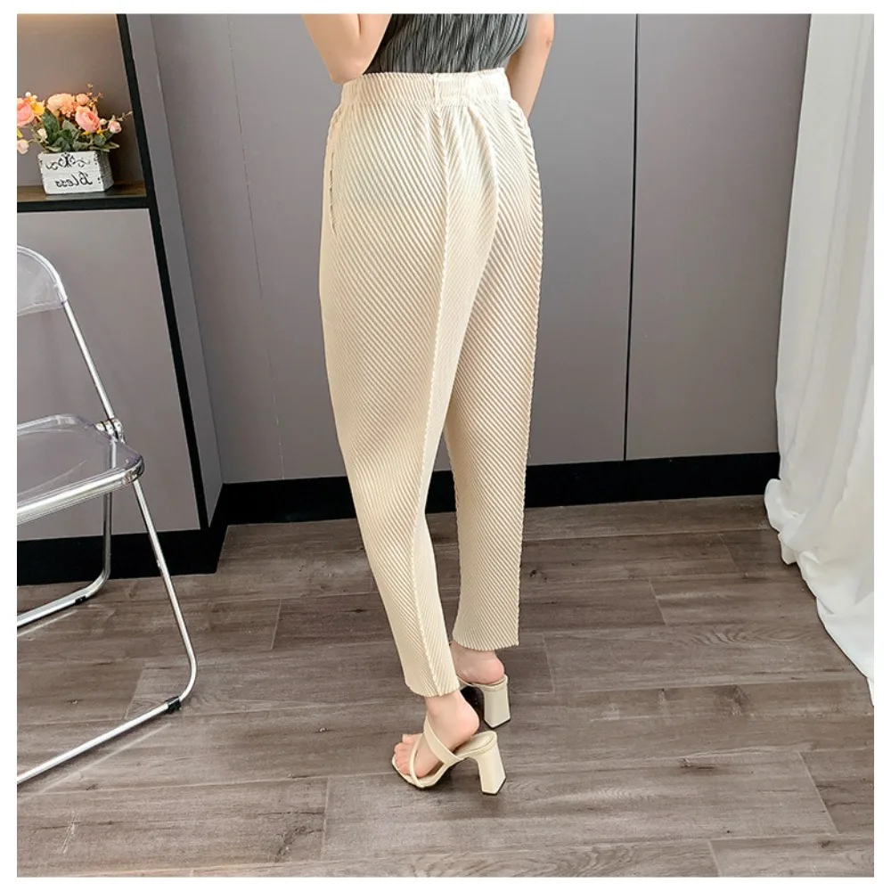 Miyake Pleated Small Leg Trousers 2025 New Summer Pleats High Waist Trousers Fold Harlequin Trousers Loose Fashion lady pants
Miyake Pleated Small Leg Trousers 2025 New Summer Pleats High Waist Trousers Fold Harlequin Trousers Loose Fashion lady pants