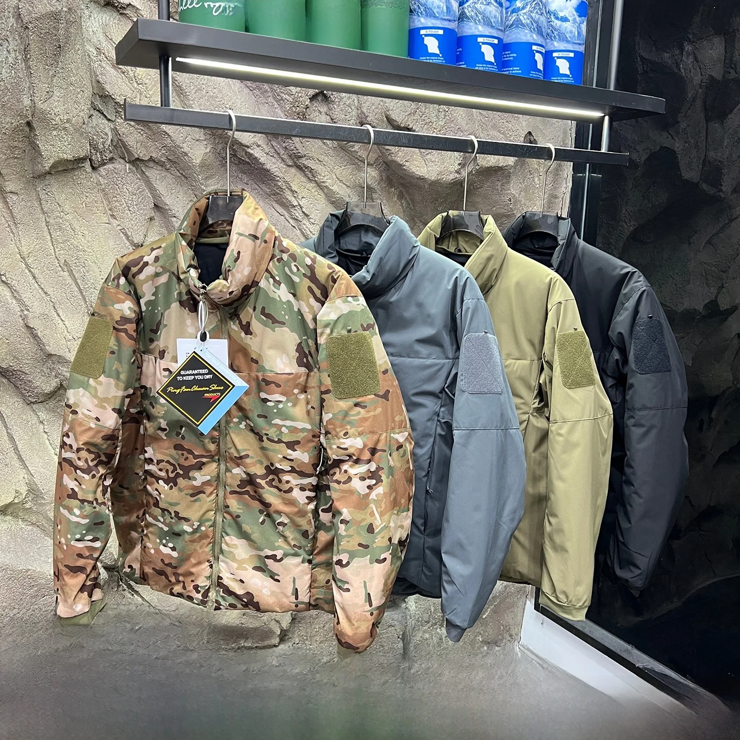 Мужская уличная хлопковая куртка, водонепроницаемая, ветрозащитная, морозостойкая, тактическая осенне-зимняя куртка, подходит для теплого полиэфирного волокна
Мужская уличная хлопковая куртка, водонепроницаемая, ветрозащитная, морозостойкая, тактическая осенне-зимняя куртка, подходит для теплого полиэфирного волокна