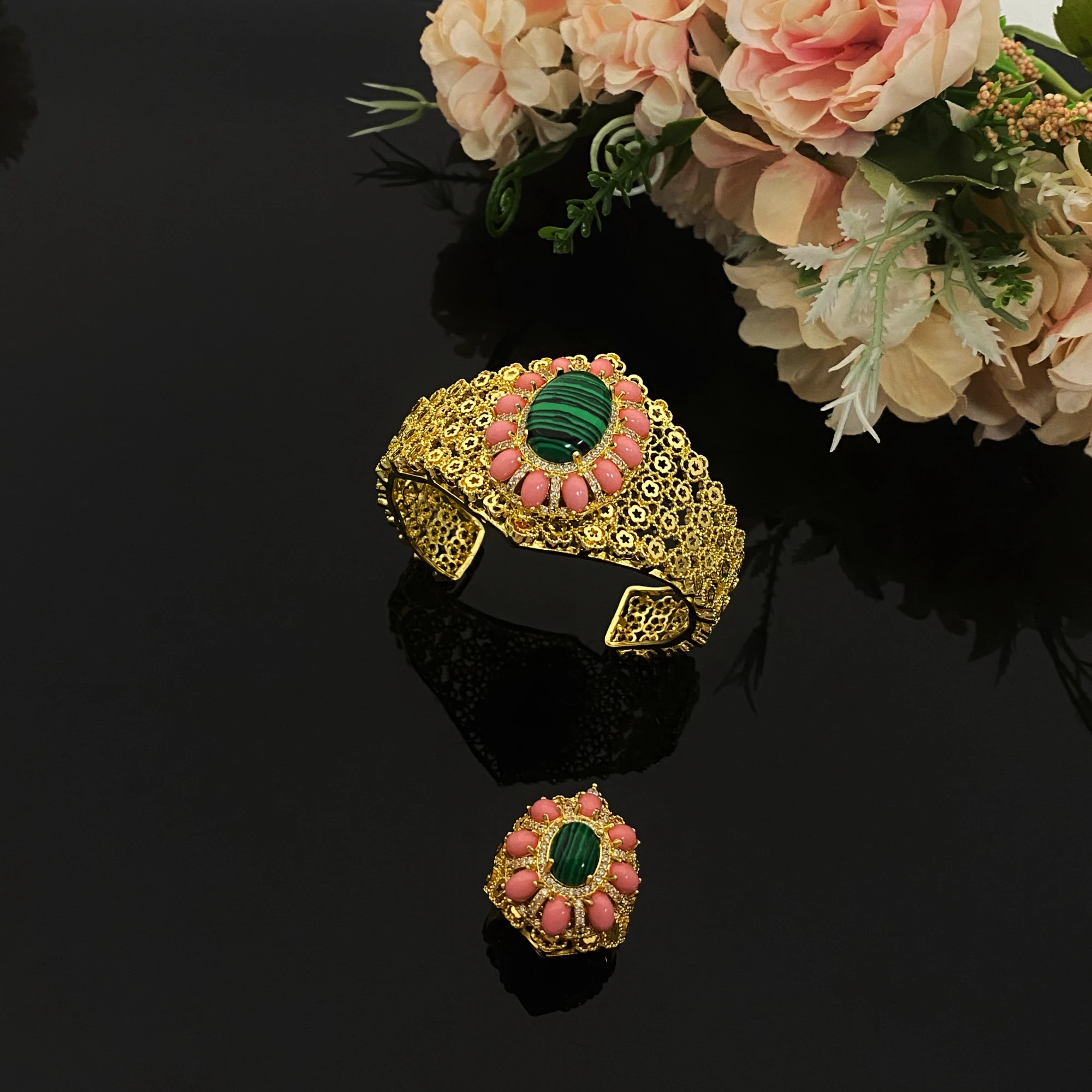 Набор украшений Flora Celebration с имитацией циркона, позолоченная медь, женские украшения, регулируемый открытый браслет и кольцо, легкий роскошный стиль
Набор украшений Flora Celebration с имитацией циркона, позолоченная медь, женские украшения, регулируемый открытый браслет и кольцо, легкий роскошный стиль