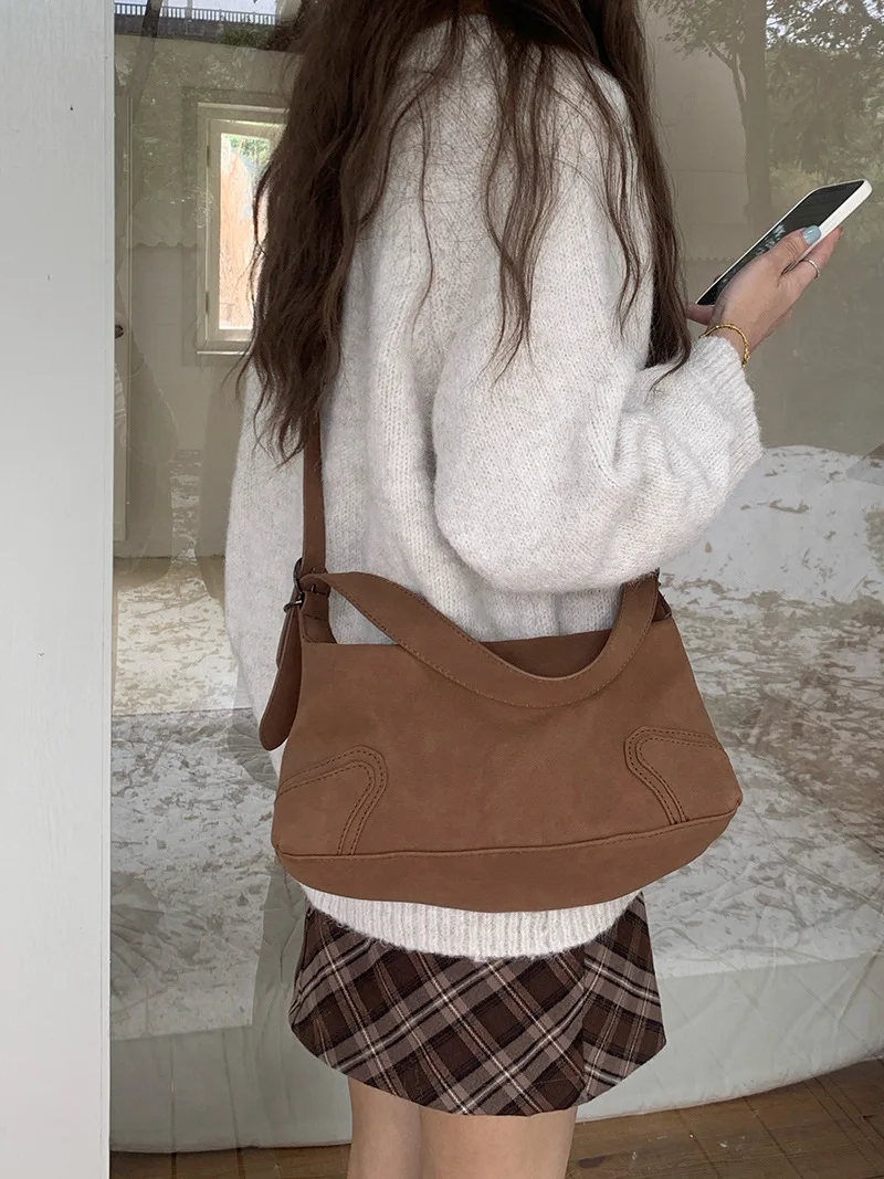 Retro and versatile armpit bag autumn and winter Korean version fashionable frosted texture single shoulder crossbody bag
Retro and versatile armpit bag autumn and winter Korean version fashionable frosted texture single shoulder crossbody bag