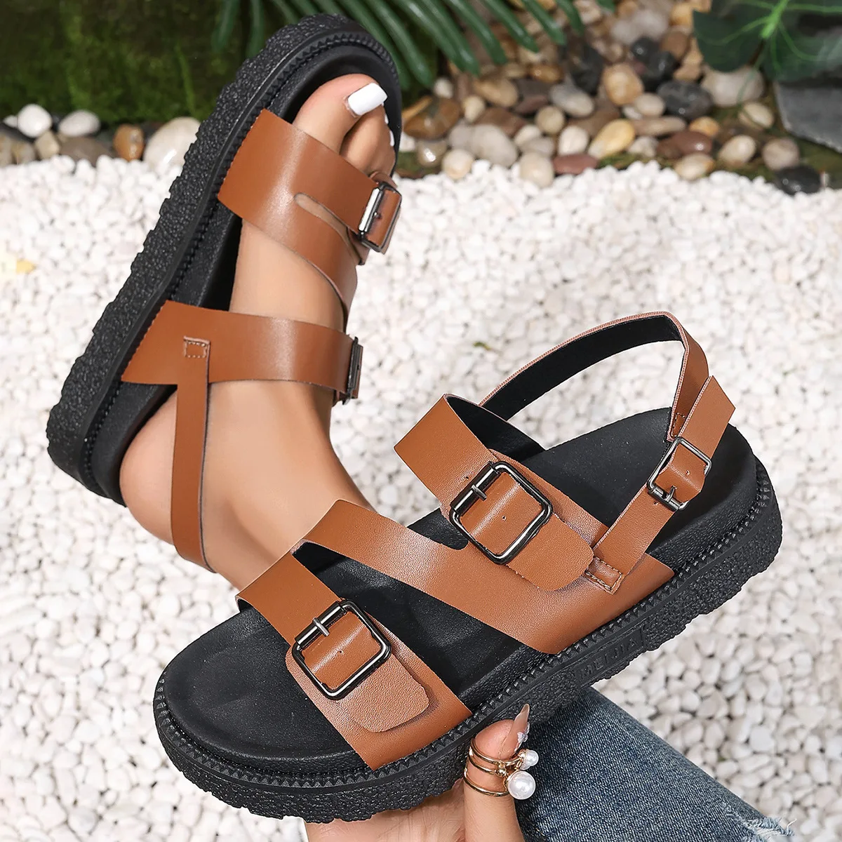 The 2025 summer new fashion one-strap belt buckle thick-soled Roman sandals for wearing on the beach
The 2025 summer new fashion one-strap belt buckle thick-soled Roman sandals for wearing on the beach