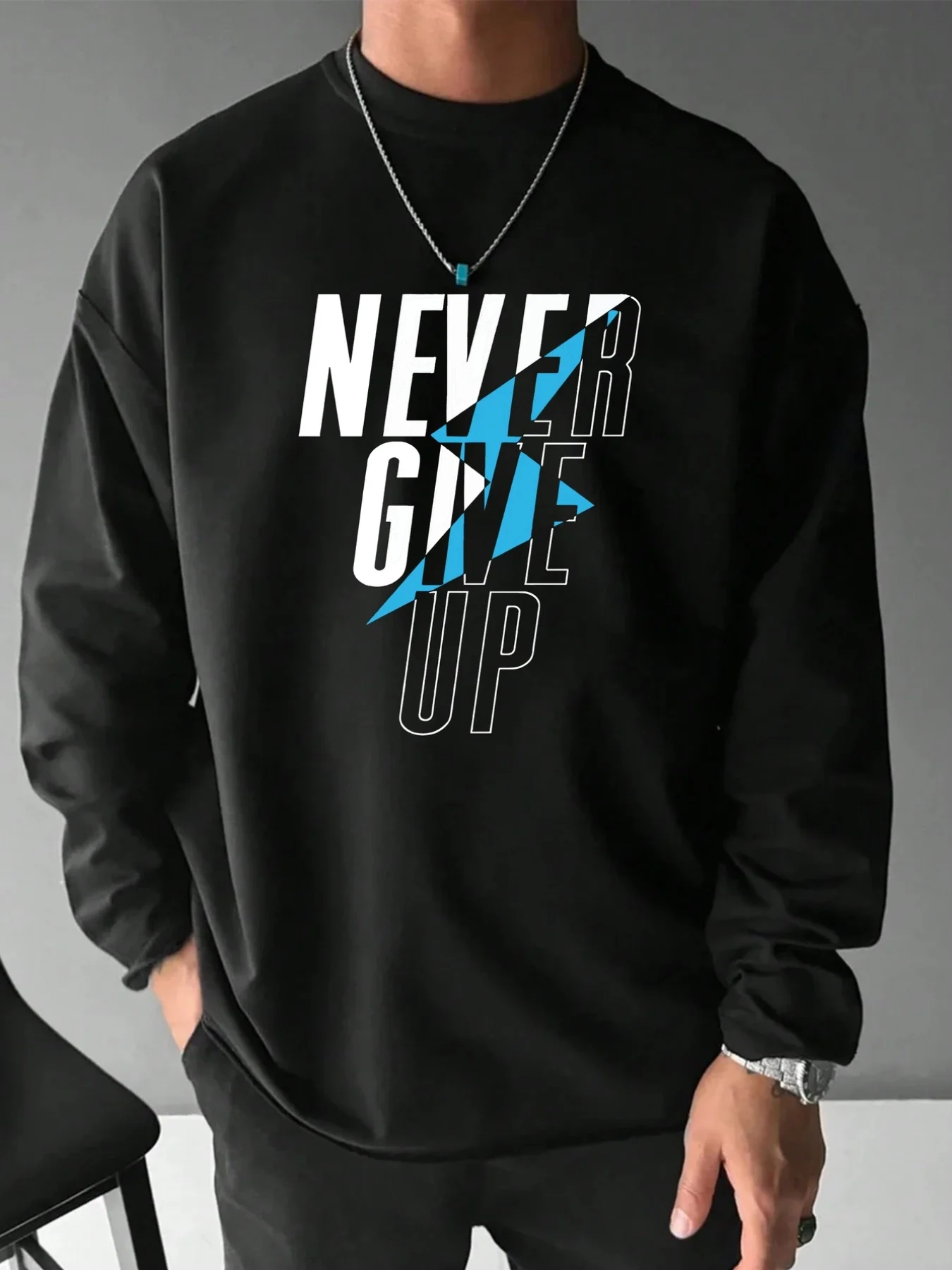 Мужская черная футболка из чистого хлопка с круглым вырезом и длинными рукавами, простая и креативная, подчеркивающая в конце узор с принтом
Мужская черная футболка из чистого хлопка с круглым вырезом и длинными рукавами, простая и креативная, подчеркивающая в конце узор с принтом