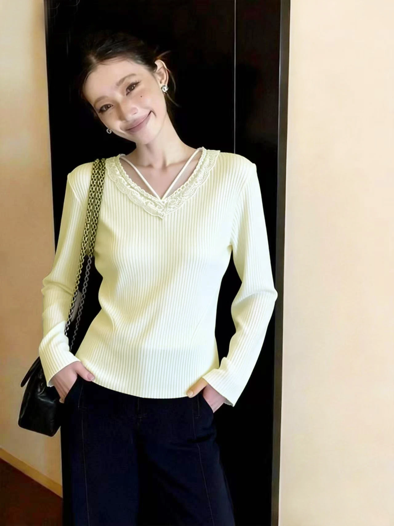 Женский вязаный свитер во французском стиле с рюшами и кружевом, с длинными рукавами, V-образным вырезом, на весну и осень, высококачественный базовый топ
Женский вязаный свитер во французском стиле с рюшами и кружевом, с длинными рукавами, V-образным вырезом, на весну и осень, высококачественный базовый топ