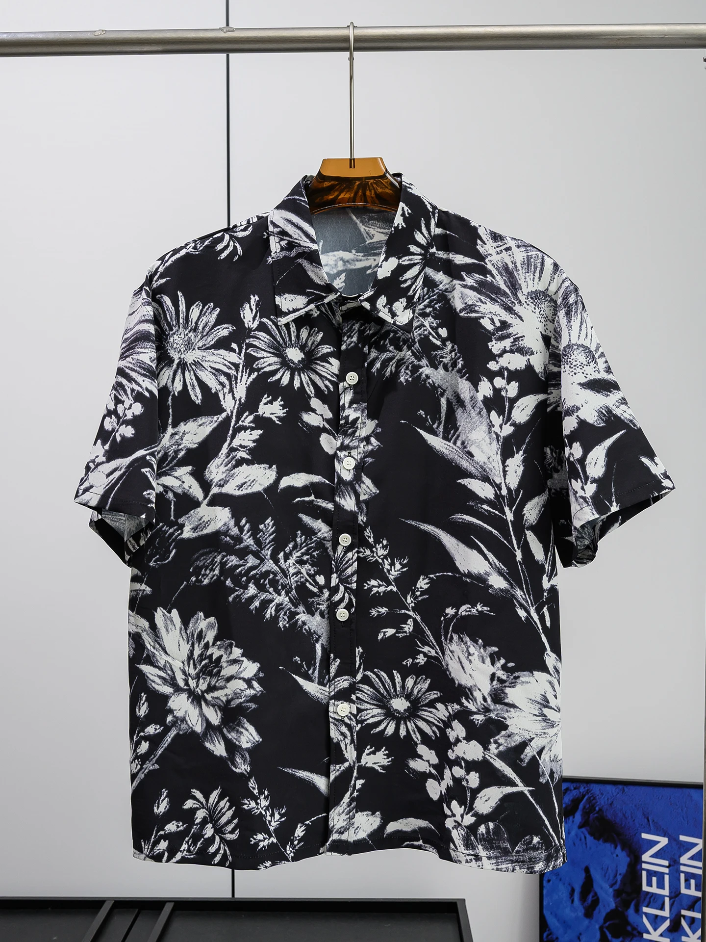 Casual Style Men's Loose Fit Short Sleeve Shirt Breathable Comfortable Dyeing Technique Water-Media Influence Summer Fashion
Casual Style Men's Loose Fit Short Sleeve Shirt Breathable Comfortable Dyeing Technique Water-Media Influence Summer Fashion