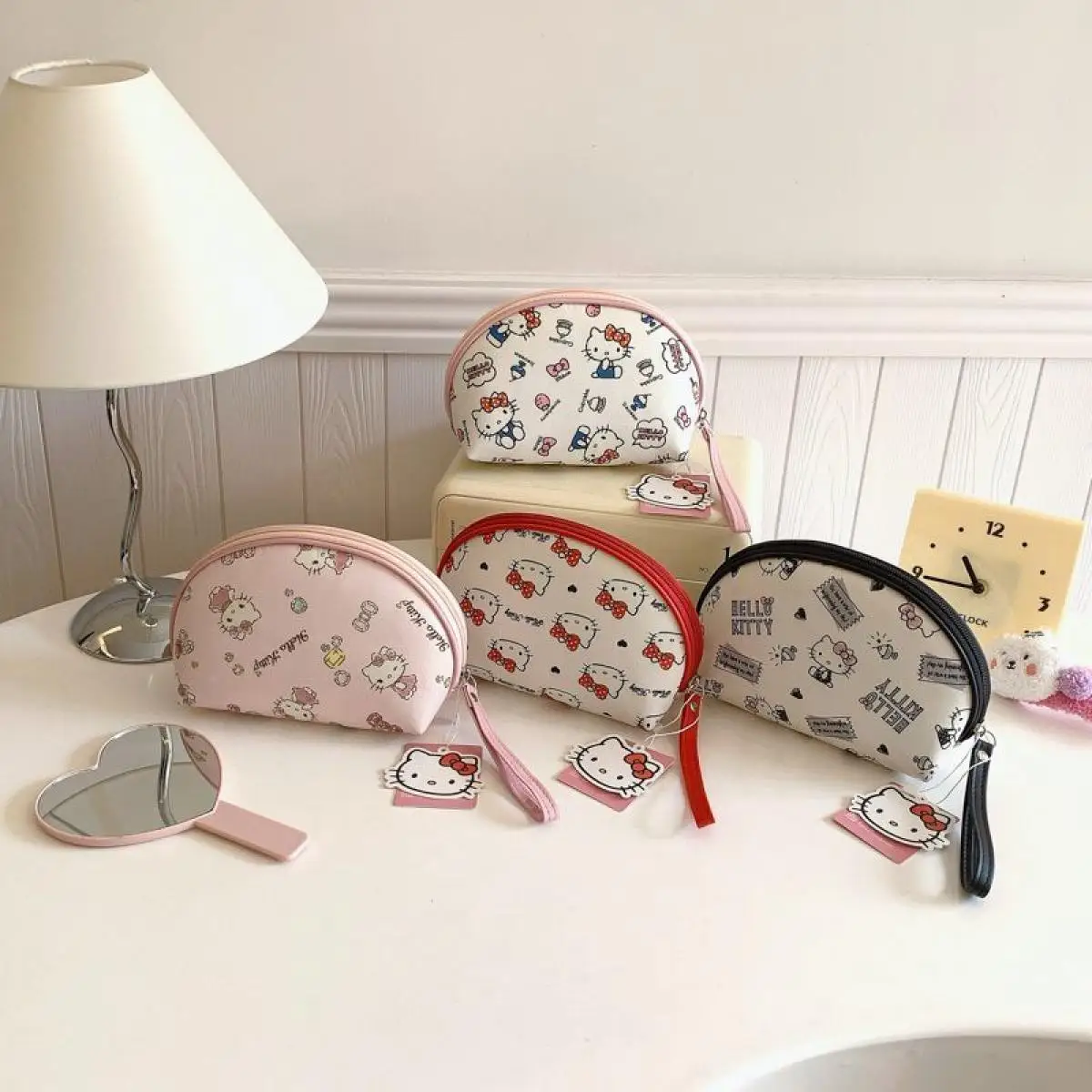 Sanrio Hello Kittys, милая косметичка большой емкости, милая модная портативная сумка с принтом, новый стиль, портативные туалетные принадлежности, подарок в виде девчачьего сердца
Sanrio Hello Kittys, милая косметичка большой емкости, милая модная портативная сумка с принтом, новый стиль, портативные туалетные принадлежности, подарок в виде девчачьего сердца