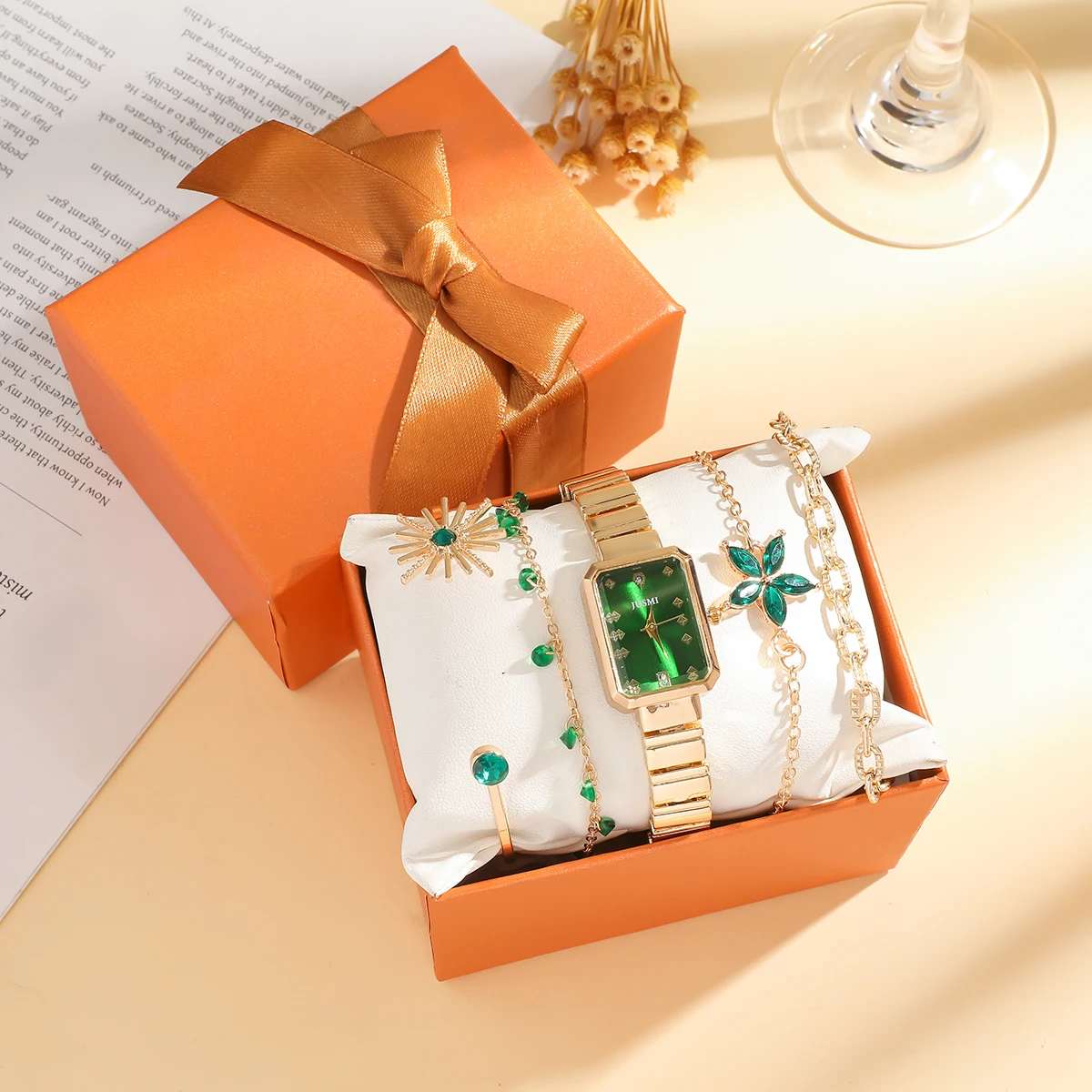 Нет подарочной коробки; маленький квадратный циферблат темно-зеленого цвета; простой дизайн с металлическим ремешком и набором из пяти украшений.
Нет подарочной коробки; маленький квадратный циферблат темно-зеленого цвета; простой дизайн с металлическим ремешком и набором из пяти украшений.