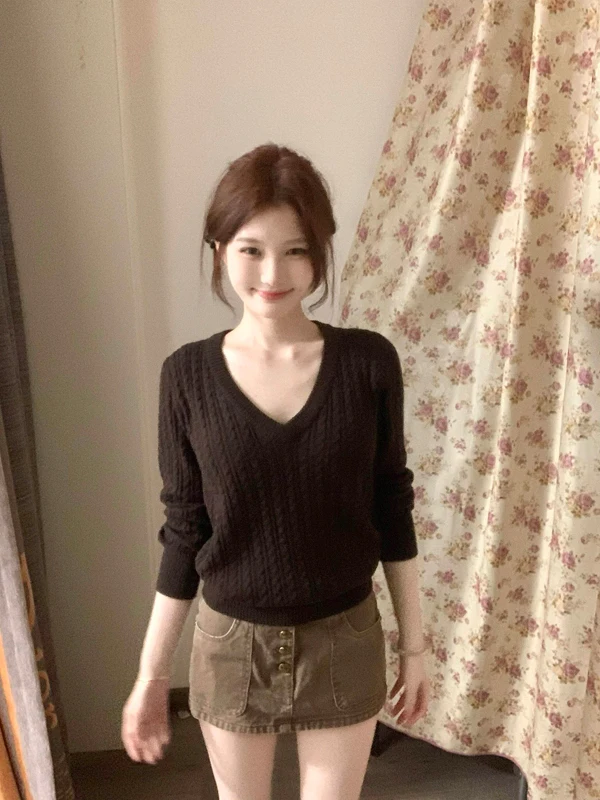Women's Brown V-Neck Sweater Slim Fit Inner Wear Korean Style Winter Fashion Soft Comfortable Long Sleeve Thermal Top
Women's Brown V-Neck Sweater Slim Fit Inner Wear Korean Style Winter Fashion Soft Comfortable Long Sleeve Thermal Top