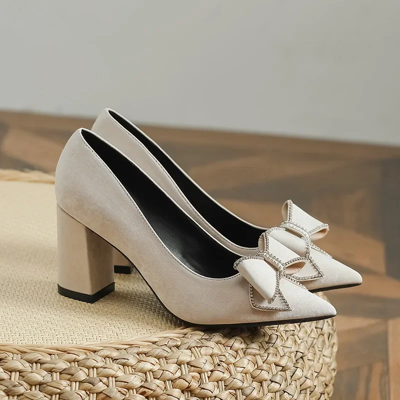 Размер 30–44, туфли на высоком каблуке с бантом и стразами, женские туфли-лодочки с острым носком, пикантная обувь для вечеринок на массивном каблуке
Размер 30–44, туфли на высоком каблуке с бантом и стразами, женские туфли-лодочки с острым носком, пикантная обувь для вечеринок на массивном каблуке