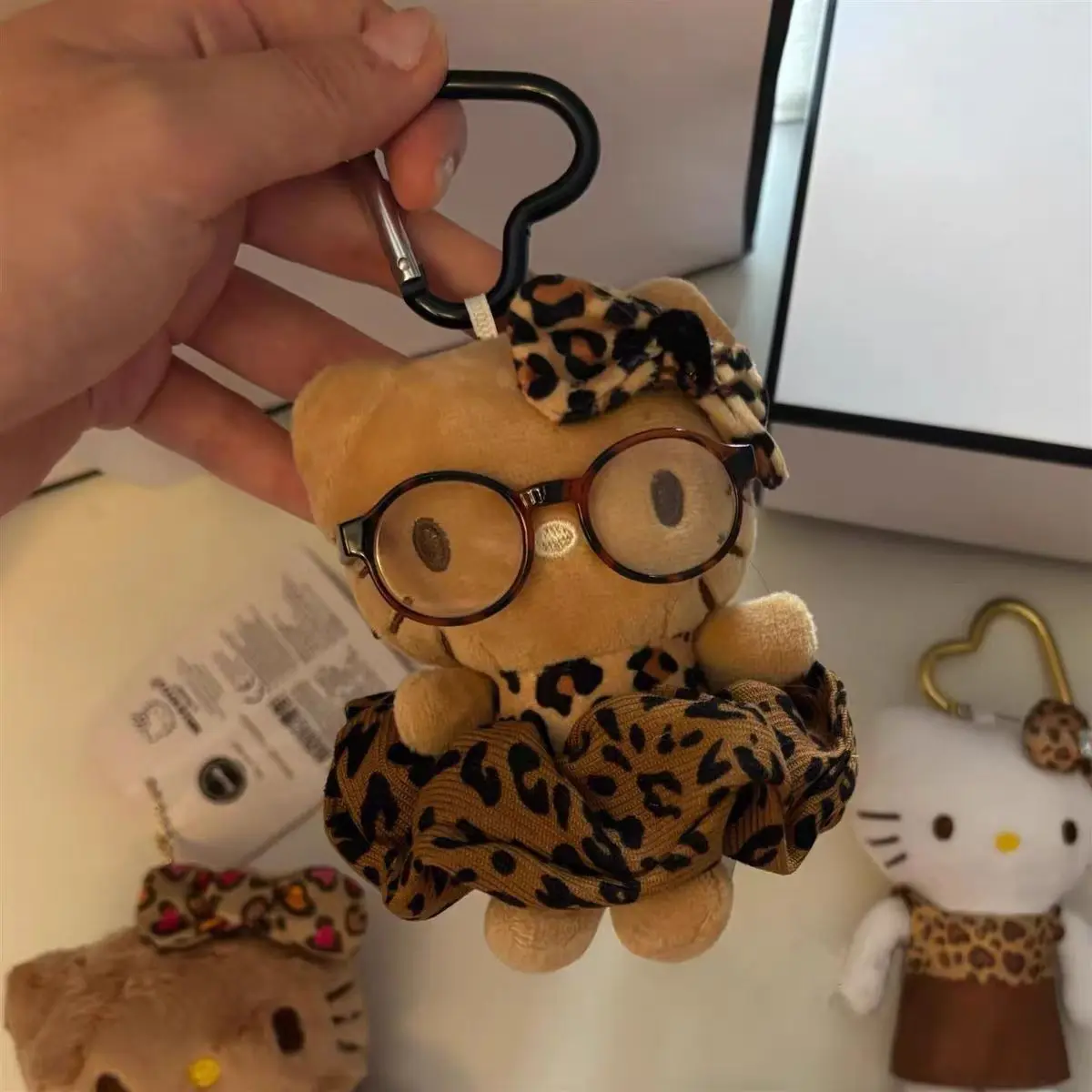 Модный кулон-брелок Sanrio Hello Kitty в виде куклы с леопардовым принтом, очками и сердечком, подарок для девочки
Модный кулон-брелок Sanrio Hello Kitty в виде куклы с леопардовым принтом, очками и сердечком, подарок для девочки