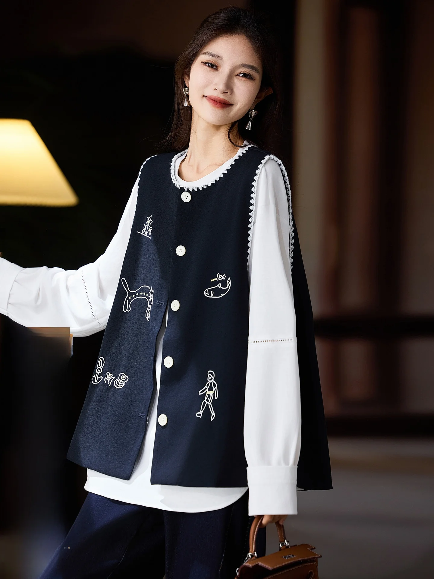 Новинка: Модный женский льняной жилет с вышивкой, повседневный топ большого размера для улицы, с подплечниками
Новинка: Модный женский льняной жилет с вышивкой, повседневный топ большого размера для улицы, с подплечниками