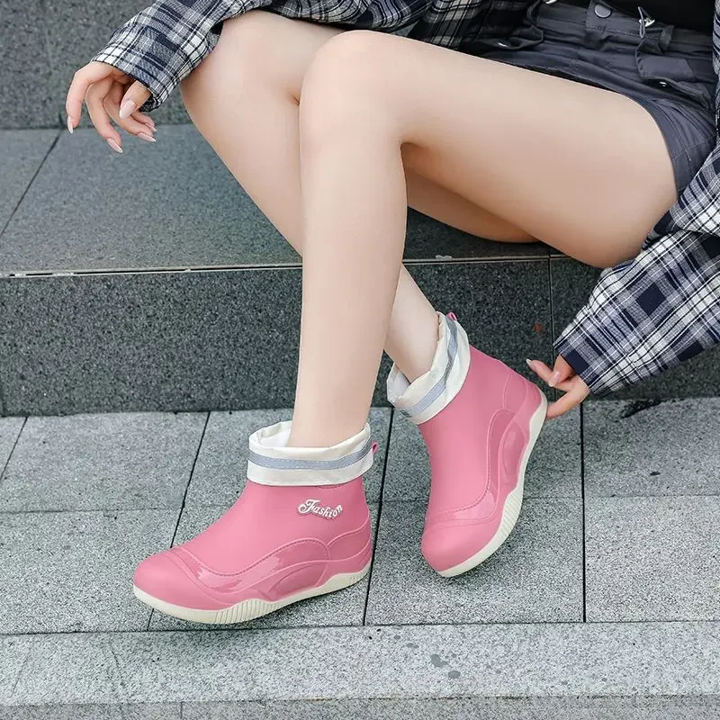 Женские короткие непромокаемые сапоги, новые стильные противоскользящие износостойкие водонепроницаемые зимние рабочие ботинки с мягкой подошвой и изоляцией для женщин
Женские короткие непромокаемые сапоги, новые стильные противоскользящие износостойкие водонепроницаемые зимние рабочие ботинки с мягкой подошвой и изоляцией для женщин 