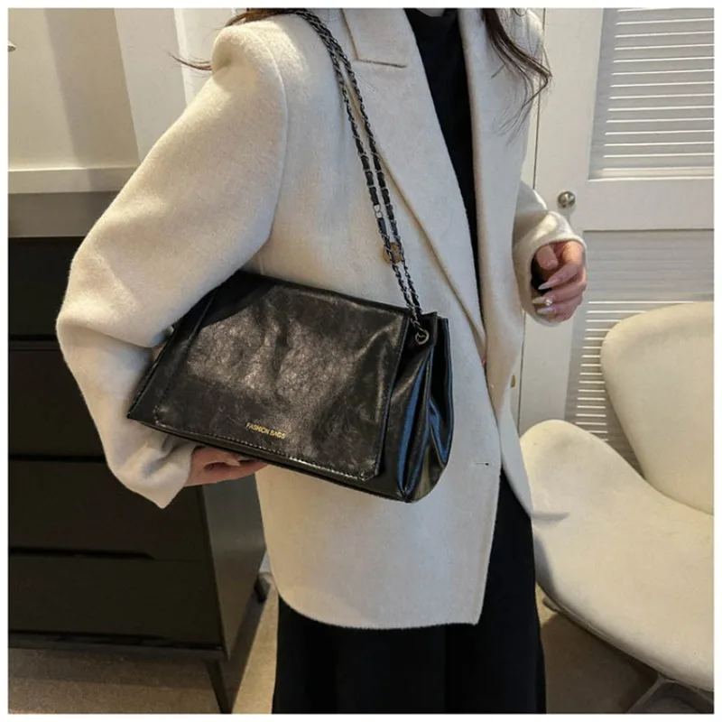 Women's Shoulder Bag New Retro Versatile Simple Large Capacity Small Popular Chain Crossbody Tote Shoulder Bag
Women's Shoulder Bag New Retro Versatile Simple Large Capacity Small Popular Chain Crossbody Tote Shoulder Bag