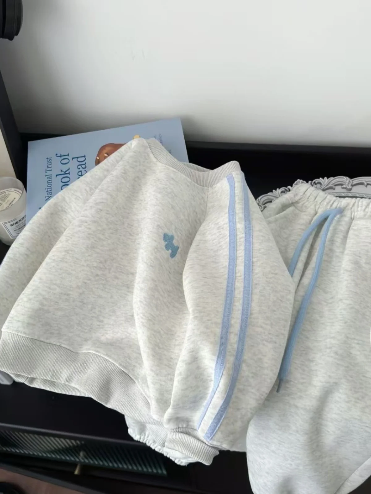 Весенний модный комплект детской одежды 2025: свитшот для мальчиков с вышивкой, спортивный повседневный костюм-двойка, трендовая одежда для девочек
Весенний модный комплект детской одежды 2025: свитшот для мальчиков с вышивкой, спортивный повседневный костюм-двойка, трендовая одежда для девочек