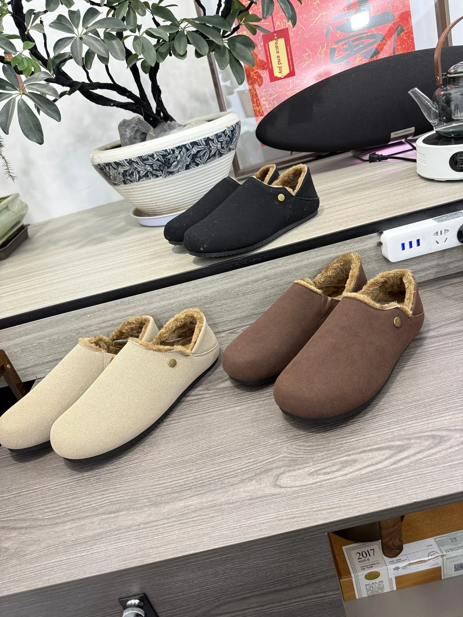 Comfortable Soft Bottom Slippers Men's Winter Fleece Lined Slip on Fashionable Leisure Shoes Easy to Wear round Toe Flat Heel
Comfortable Soft Bottom Slippers Men's Winter Fleece Lined Slip on Fashionable Leisure Shoes Easy to Wear round Toe Flat Heel