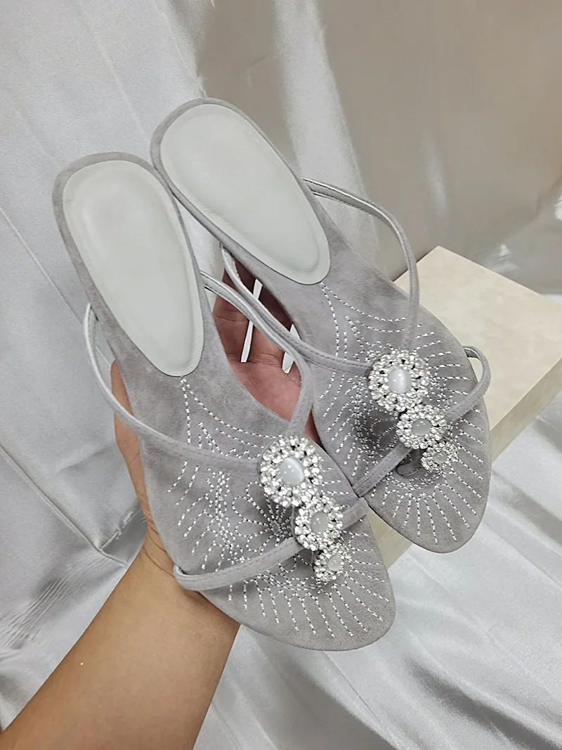 Low-Heel Embroidered Women's Sandals 2026 New Fashion Outdoor Wear Diamond Buckle Flat Heel Slippers Comfortable Footwear
Low-Heel Embroidered Women's Sandals 2026 New Fashion Outdoor Wear Diamond Buckle Flat Heel Slippers Comfortable Footwear
